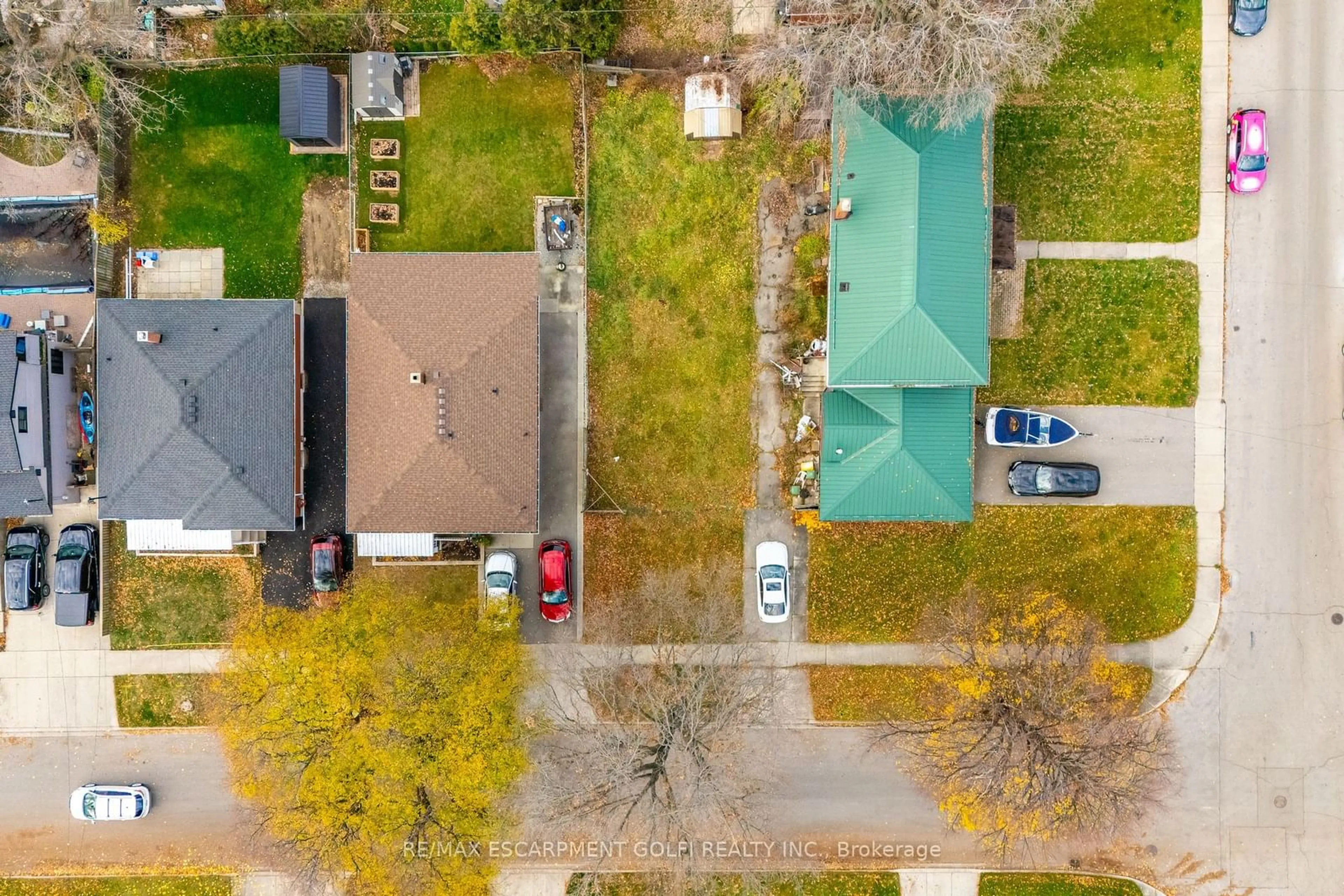 A pic from exterior of the house or condo, the fenced backyard for 270 East 43rd St, Hamilton Ontario L8T 3E1