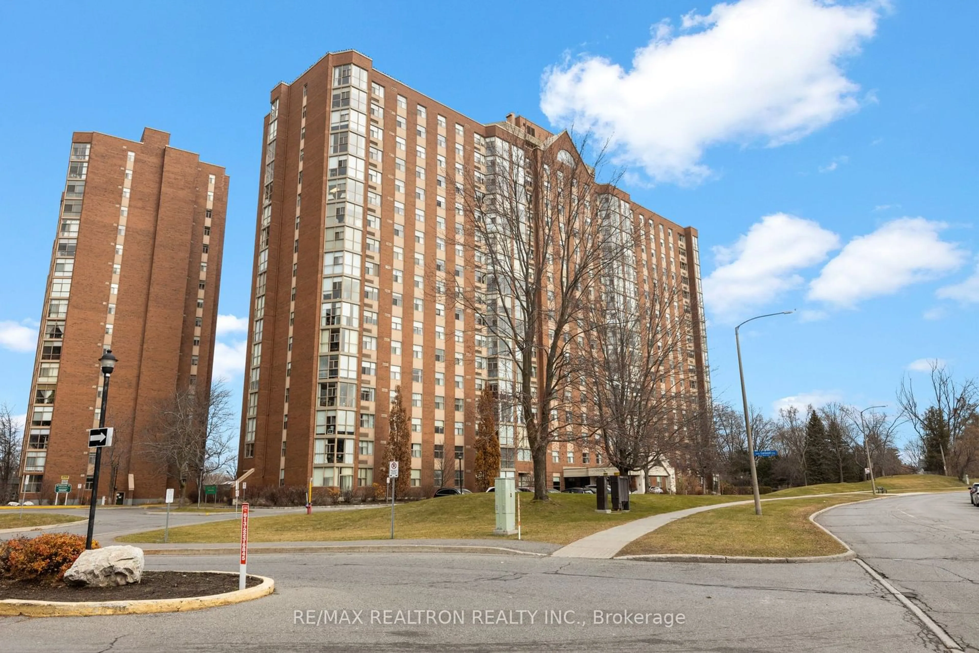 A pic from exterior of the house or condo, the front or back of building for 2760 Carousel Cres #1702, Blossom Park - Airport and Area Ontario K1T 2N4