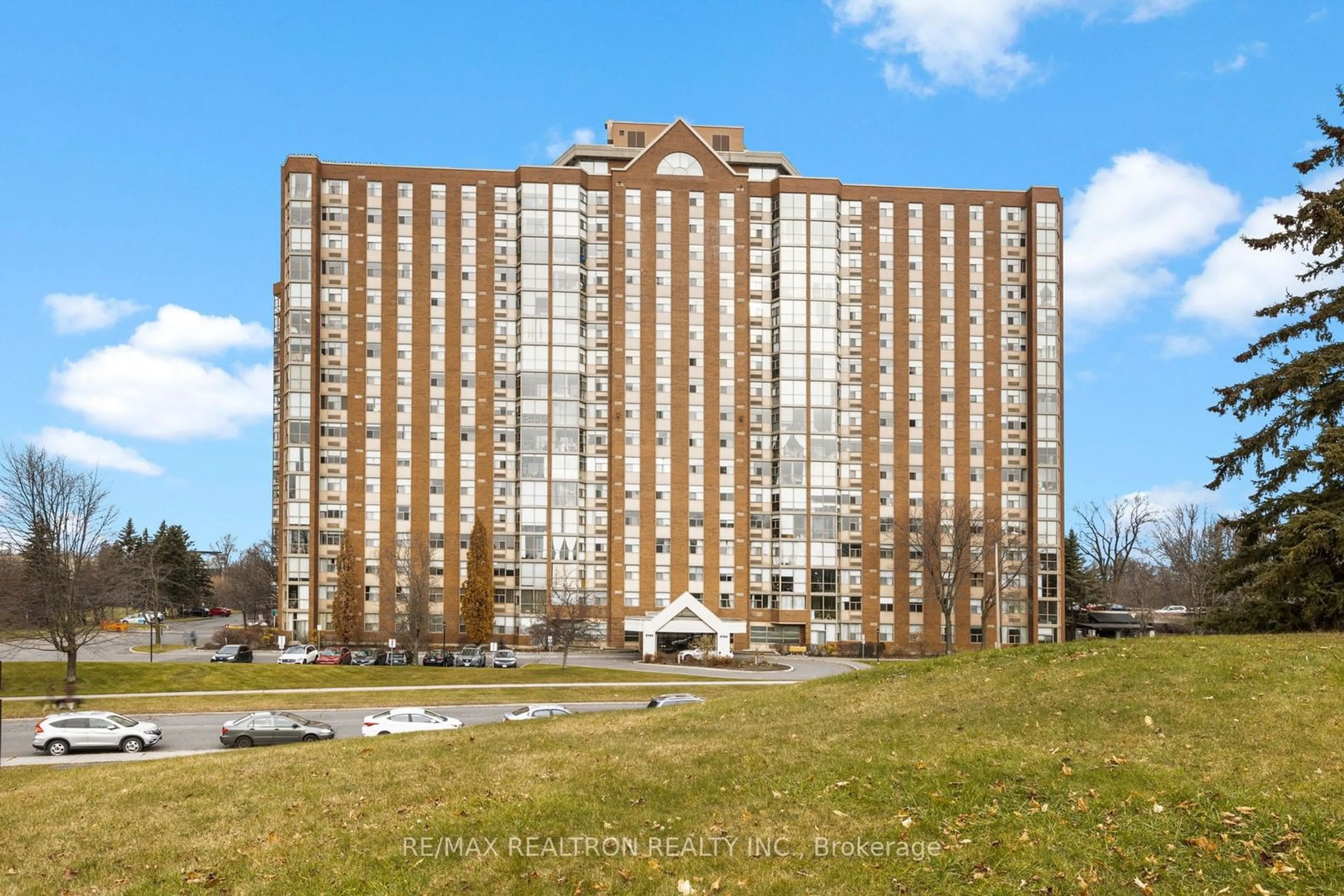 A pic from exterior of the house or condo, the front or back of building for 2760 Carousel Cres #1702, Blossom Park - Airport and Area Ontario K1T 2N4