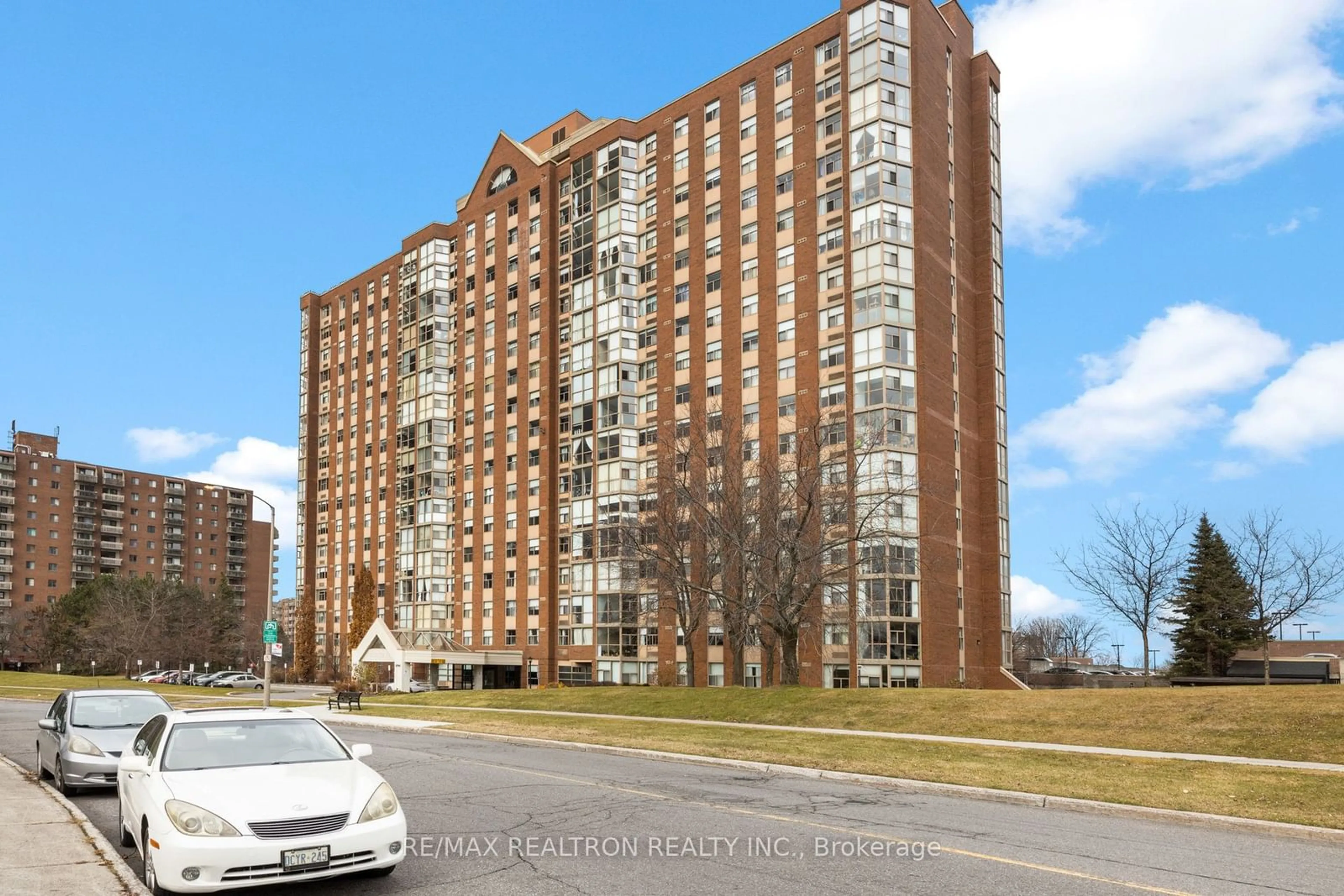 A pic from exterior of the house or condo, the front or back of building for 2760 Carousel Cres #1702, Blossom Park - Airport and Area Ontario K1T 2N4