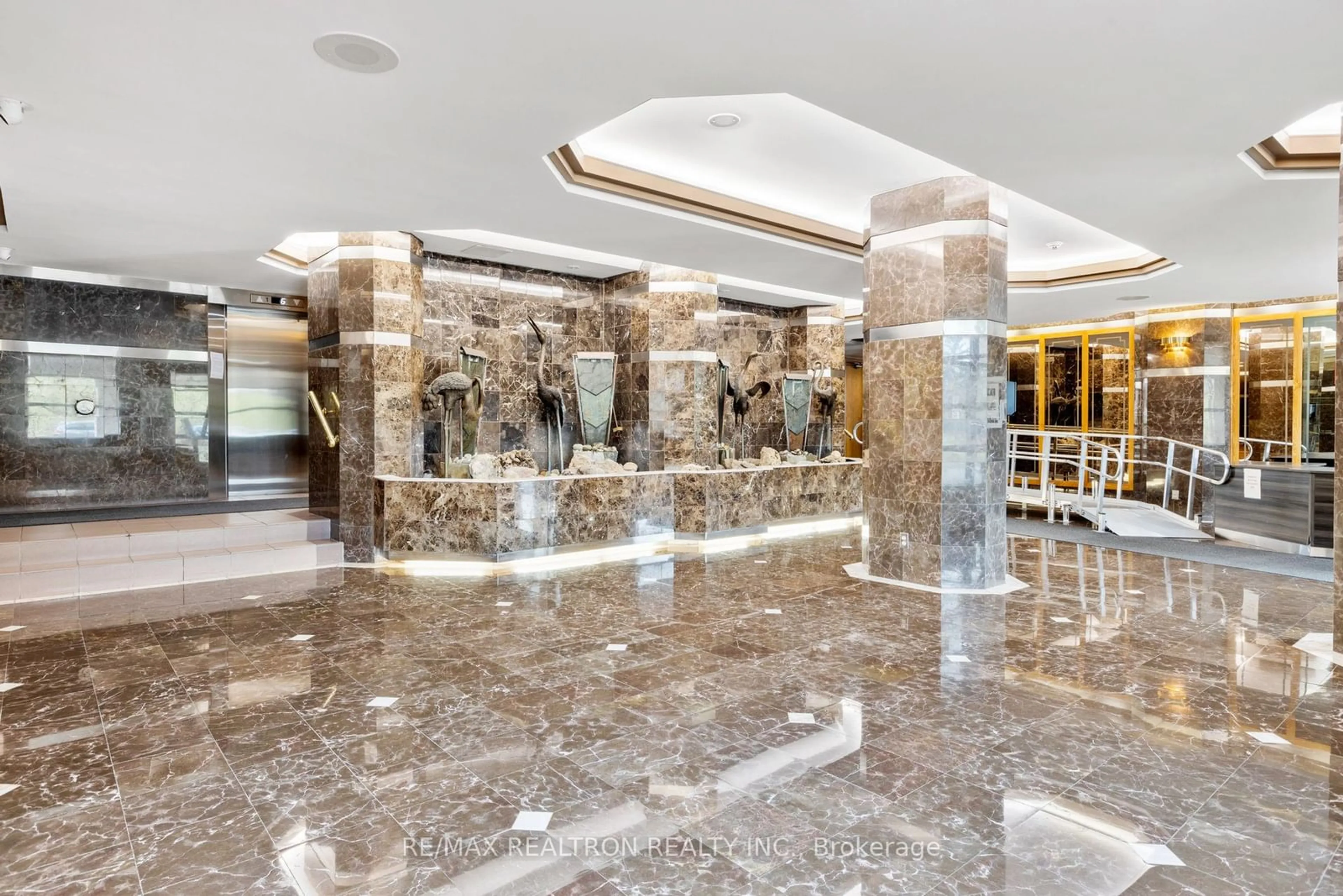 Indoor lobby, ceramic floors for 2760 Carousel Cres #1702, Blossom Park - Airport and Area Ontario K1T 2N4