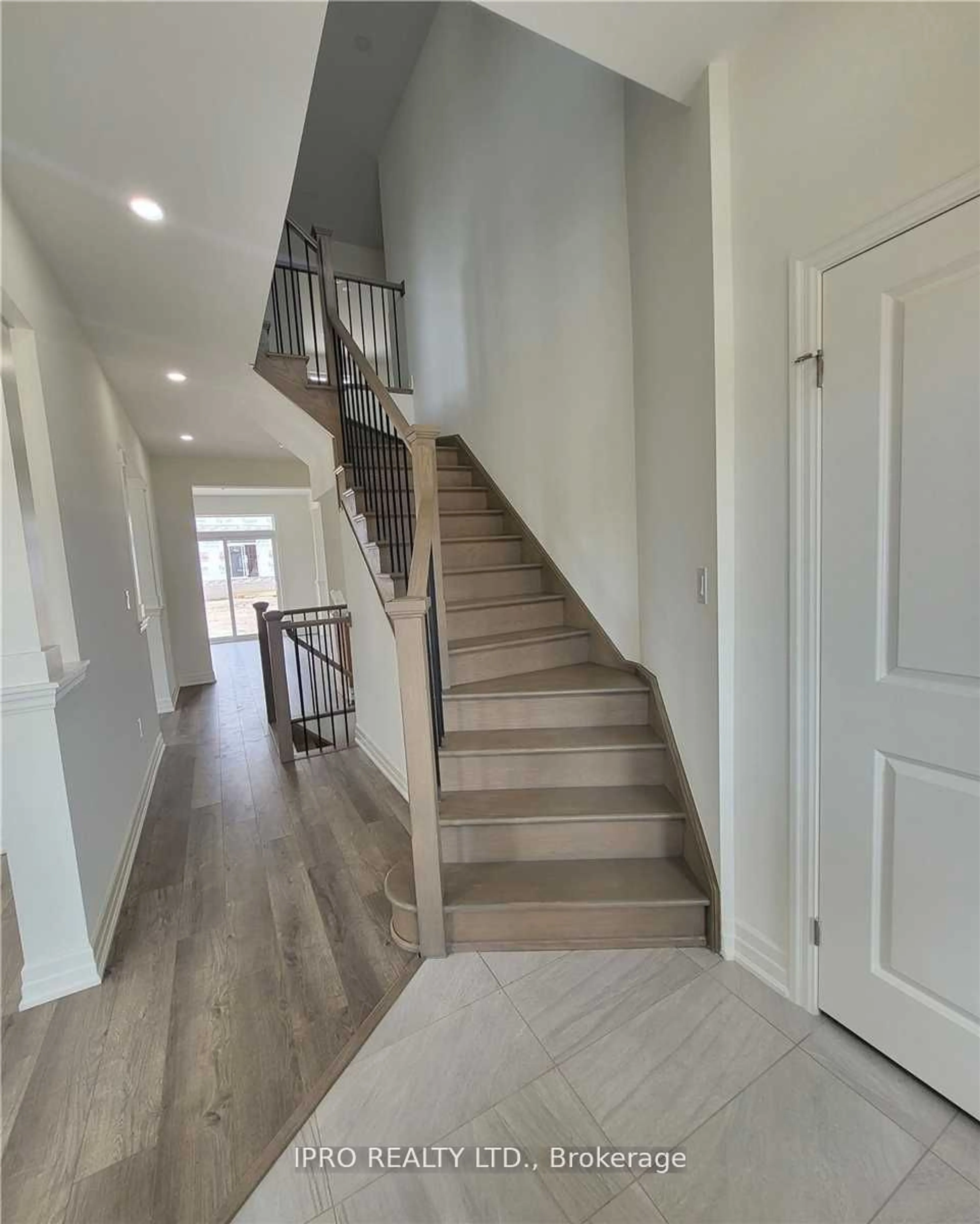 Indoor entryway, wood floors for 1171 Green Acres Dr, Fort Erie Ontario L2A 0C9