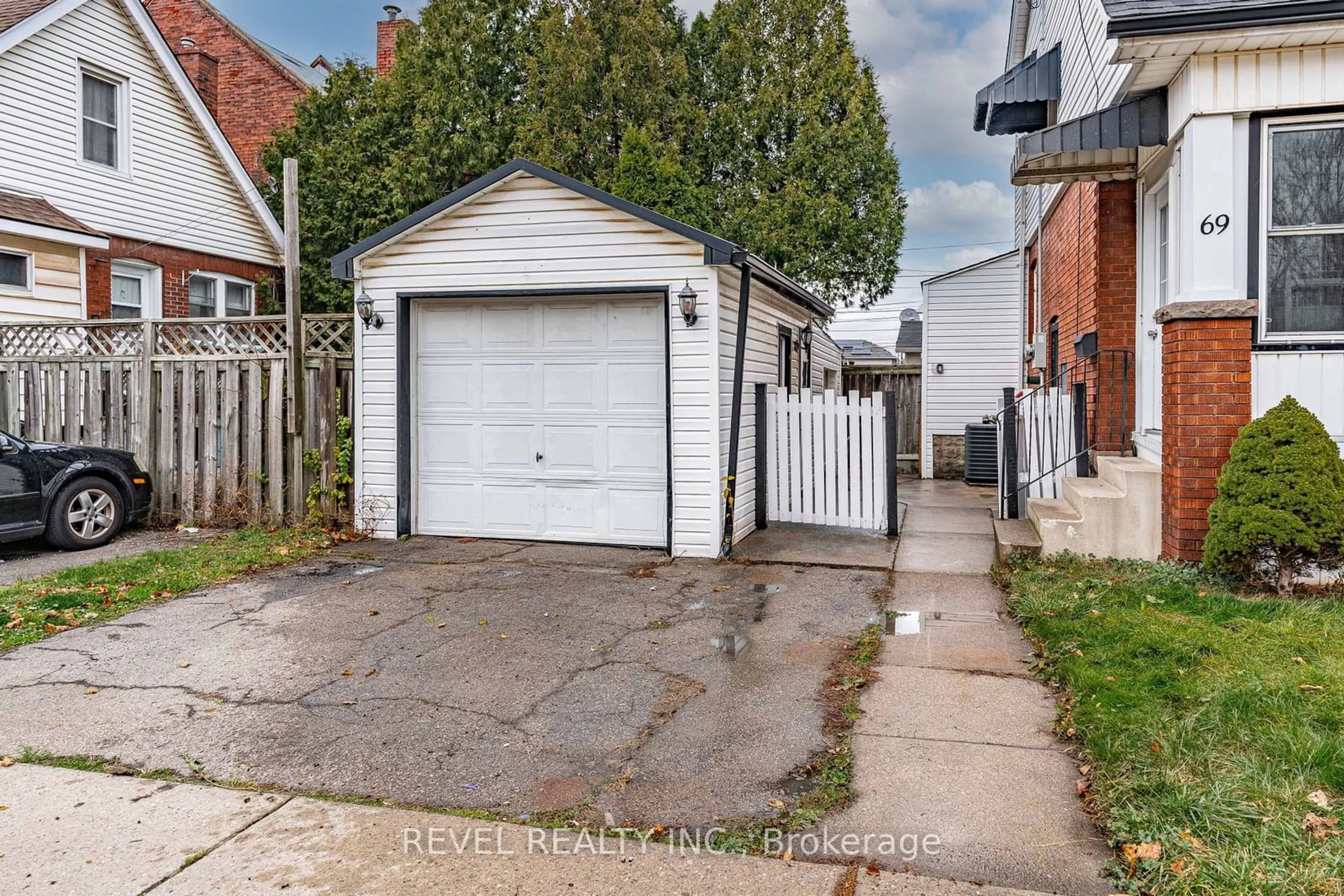 Shed for 69 Roxborough Ave, Hamilton Ontario L8L 1Y2