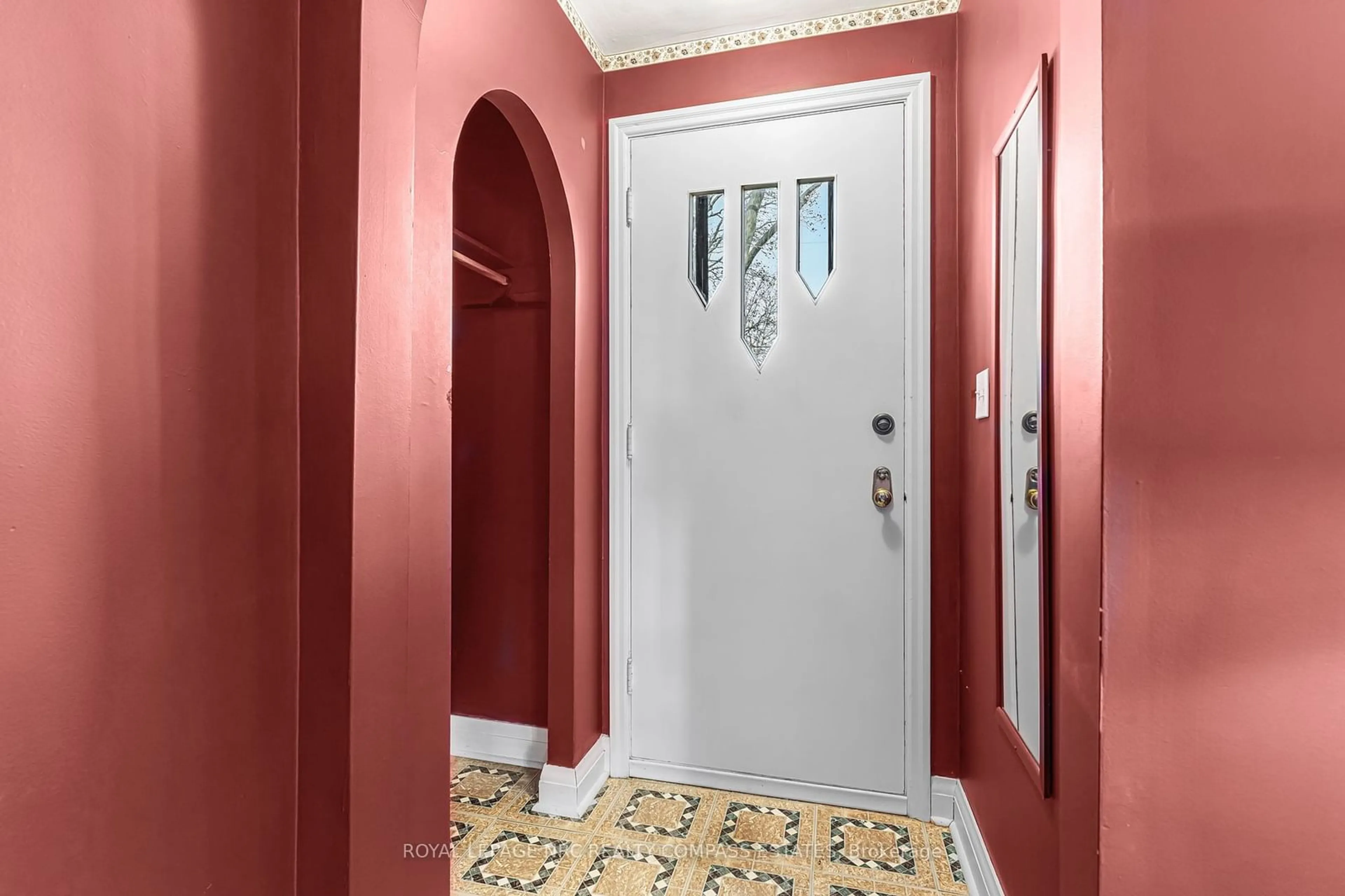Indoor entryway, ceramic floors for 74 Beamer Ave, St. Catharines Ontario L2M 2L3