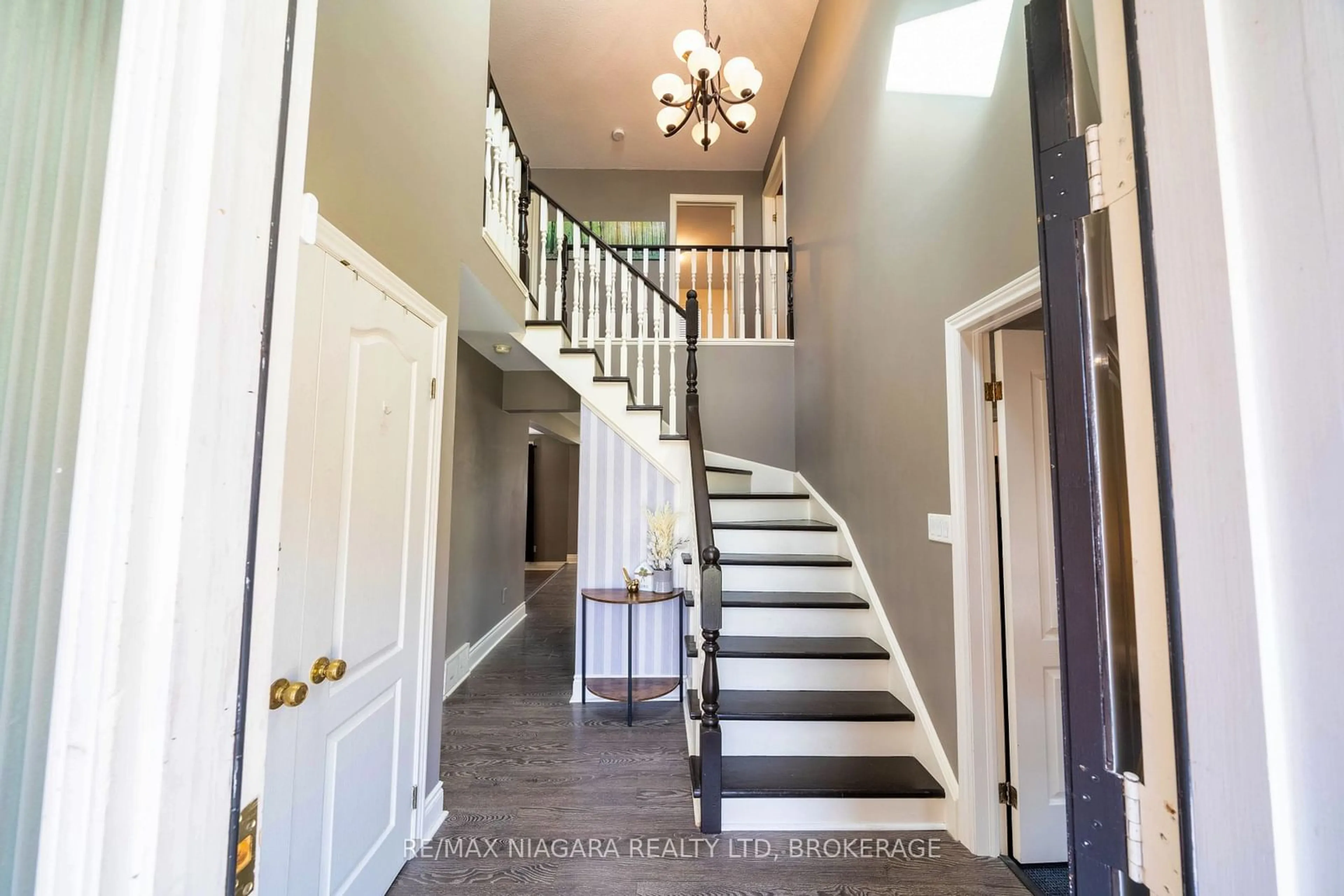 Indoor entryway, wood floors for 3829 Northwood Dr, Niagara Falls Ontario L2H 2Y5