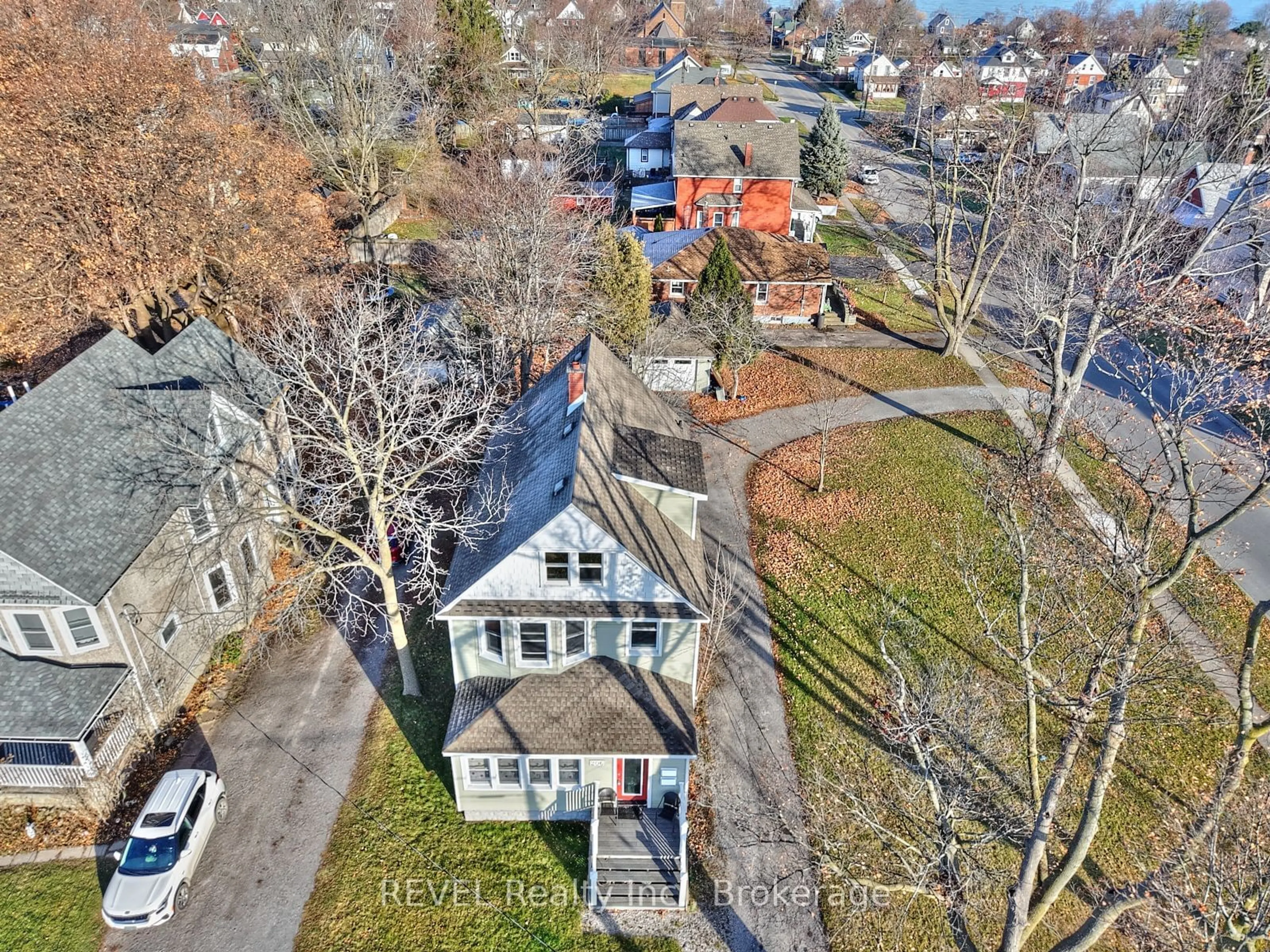 Frontside or backside of a home, the street view for 206 Phipps St, Fort Erie Ontario L2A 2V5