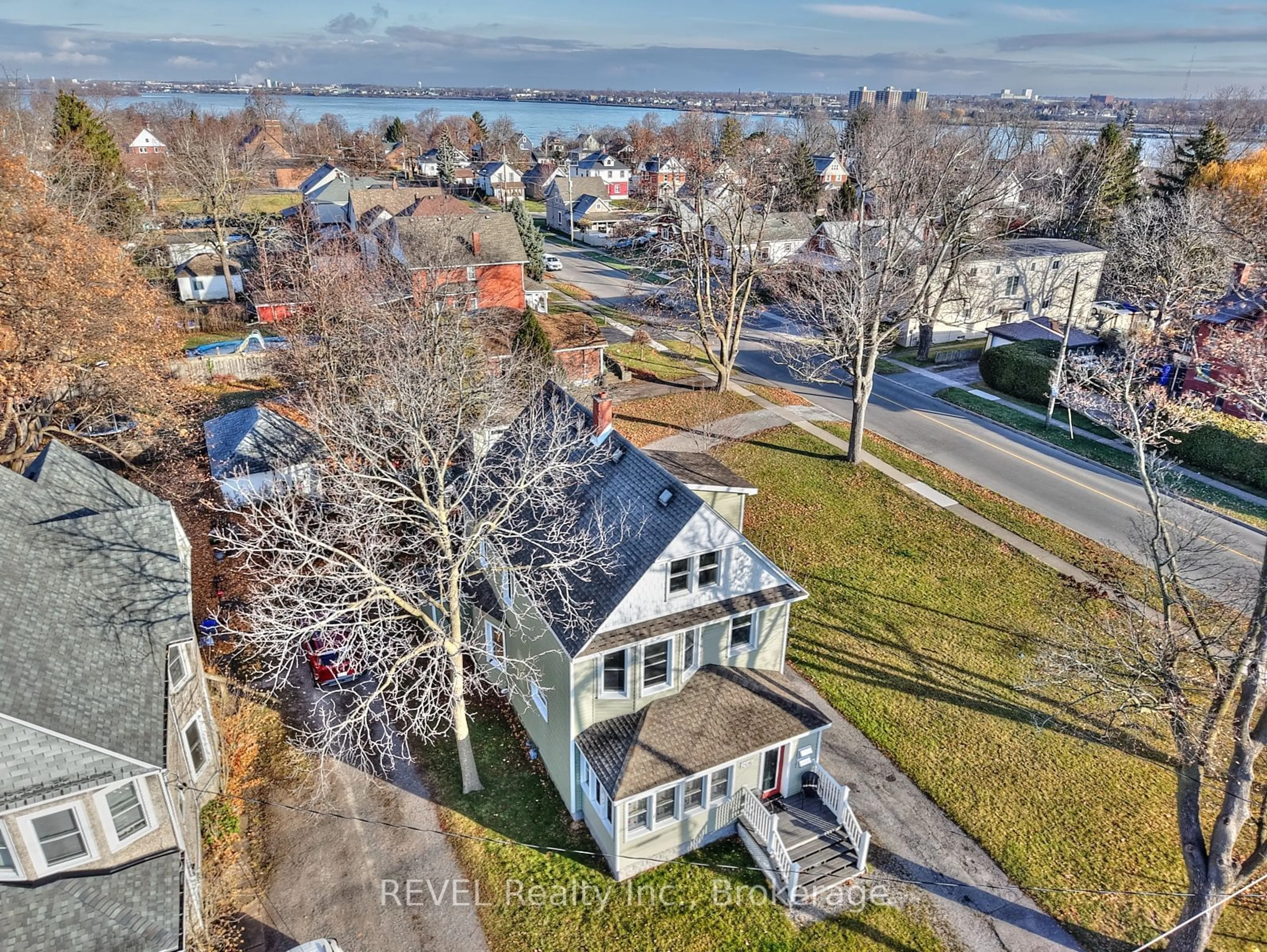 Frontside or backside of a home, the street view for 206 Phipps St, Fort Erie Ontario L2A 2V5