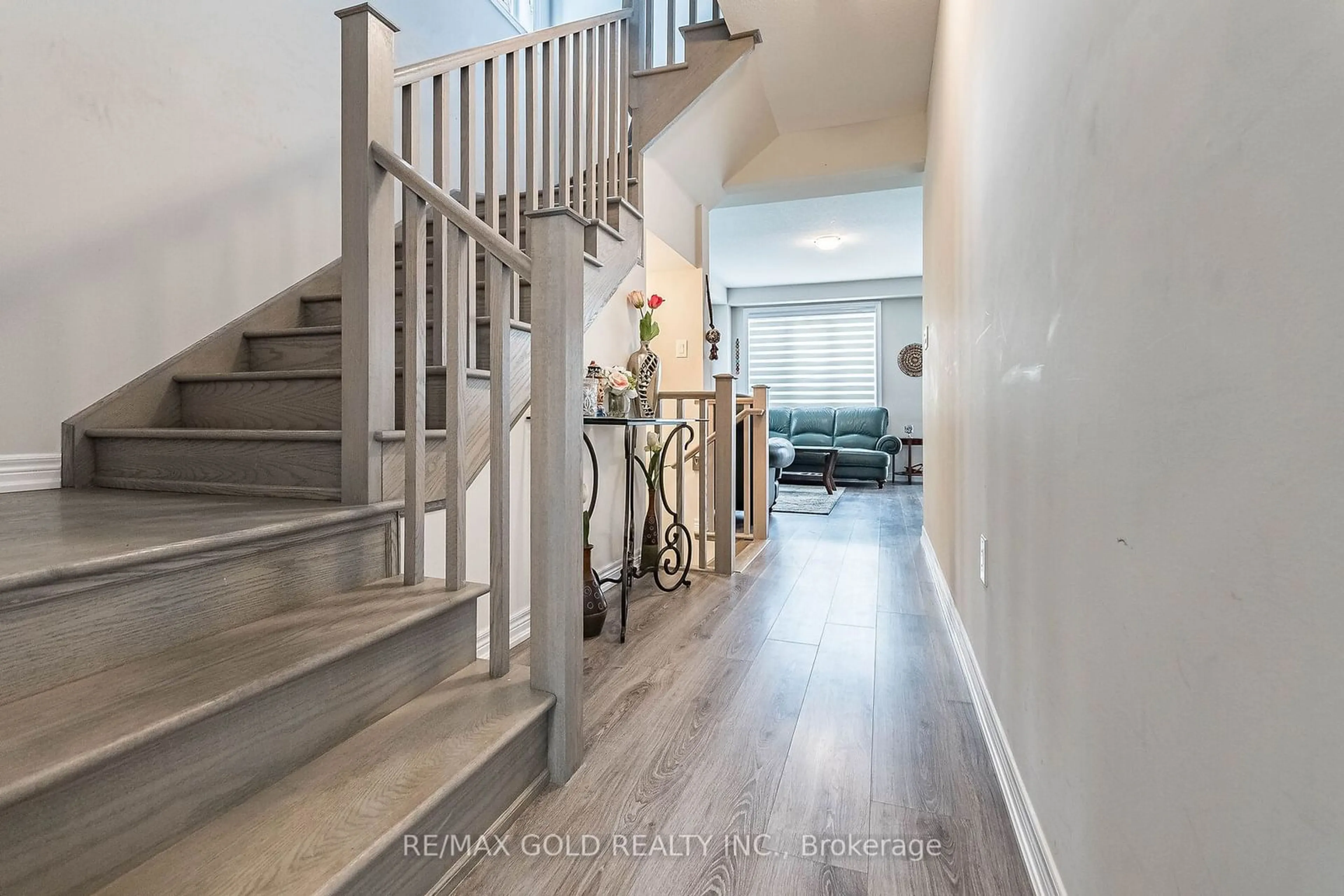 Indoor entryway, wood floors for 17 Hollywood Crt, Cambridge Ontario N1R 8J8