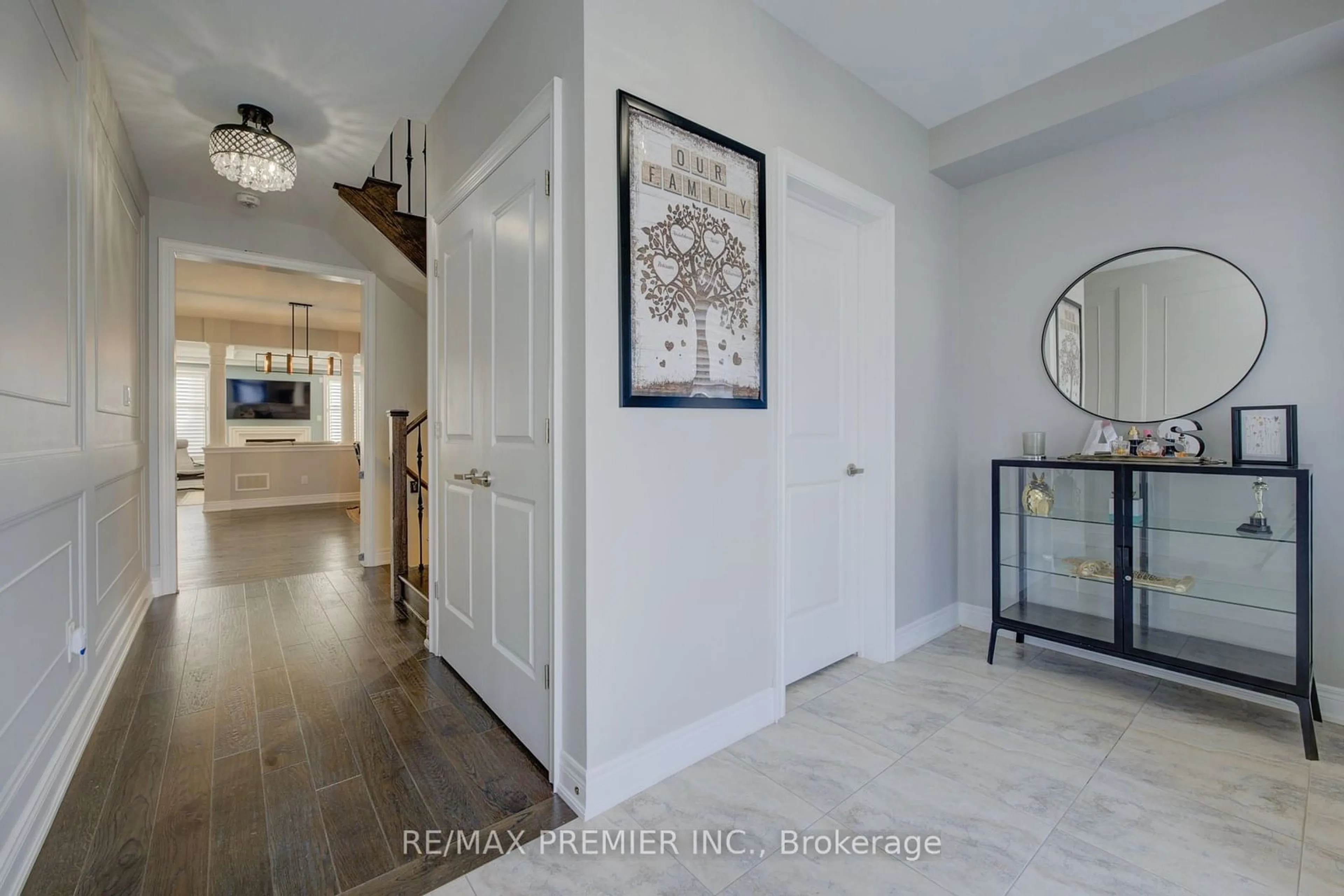 Indoor entryway, wood floors for 15 Babcock St, Hamilton Ontario L8B 0S6