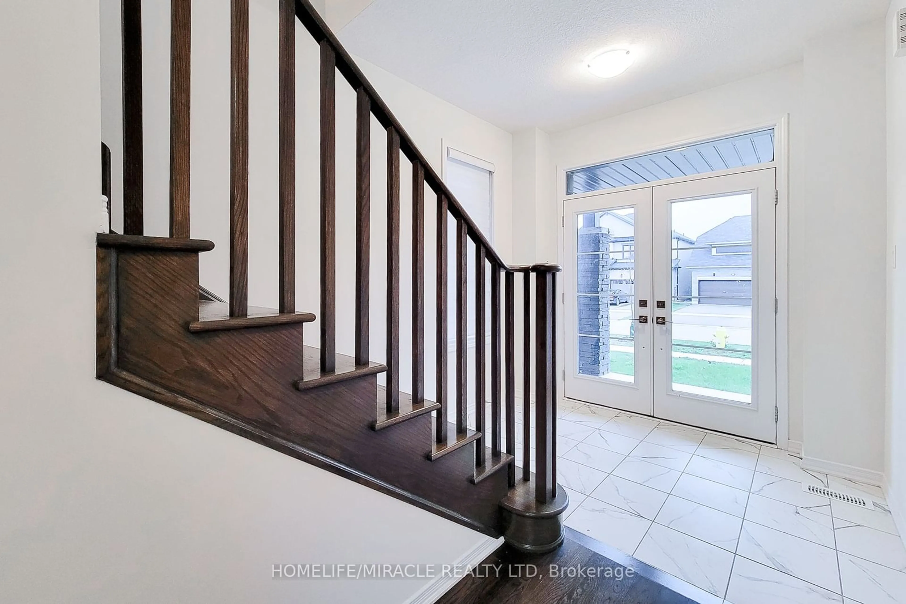 Indoor entryway, wood floors for 177 Athens St, Haldimand Ontario N0A 1H0