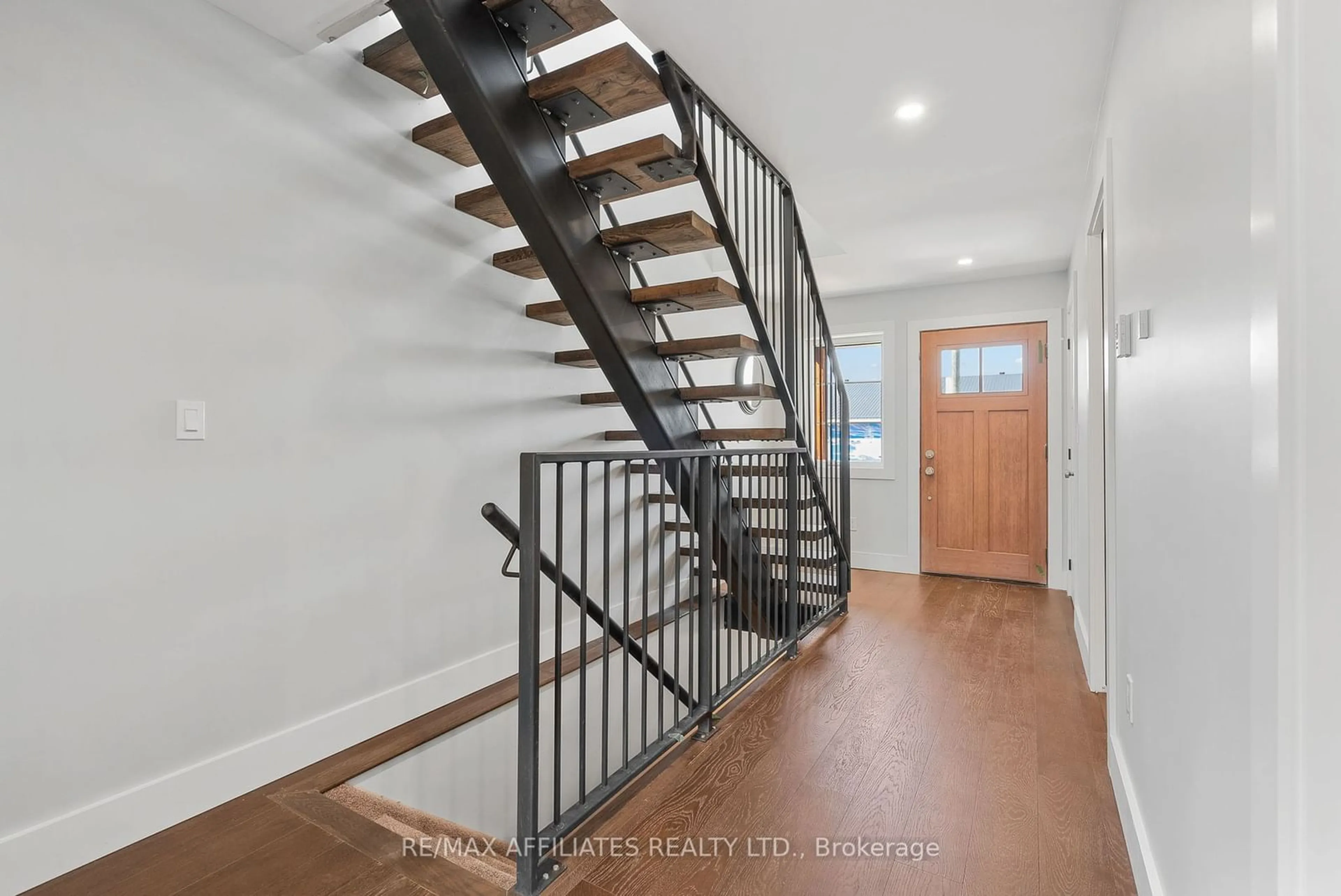 Indoor entryway, wood floors for 19C Dundas St, South Dundas Ontario K0E 1K0