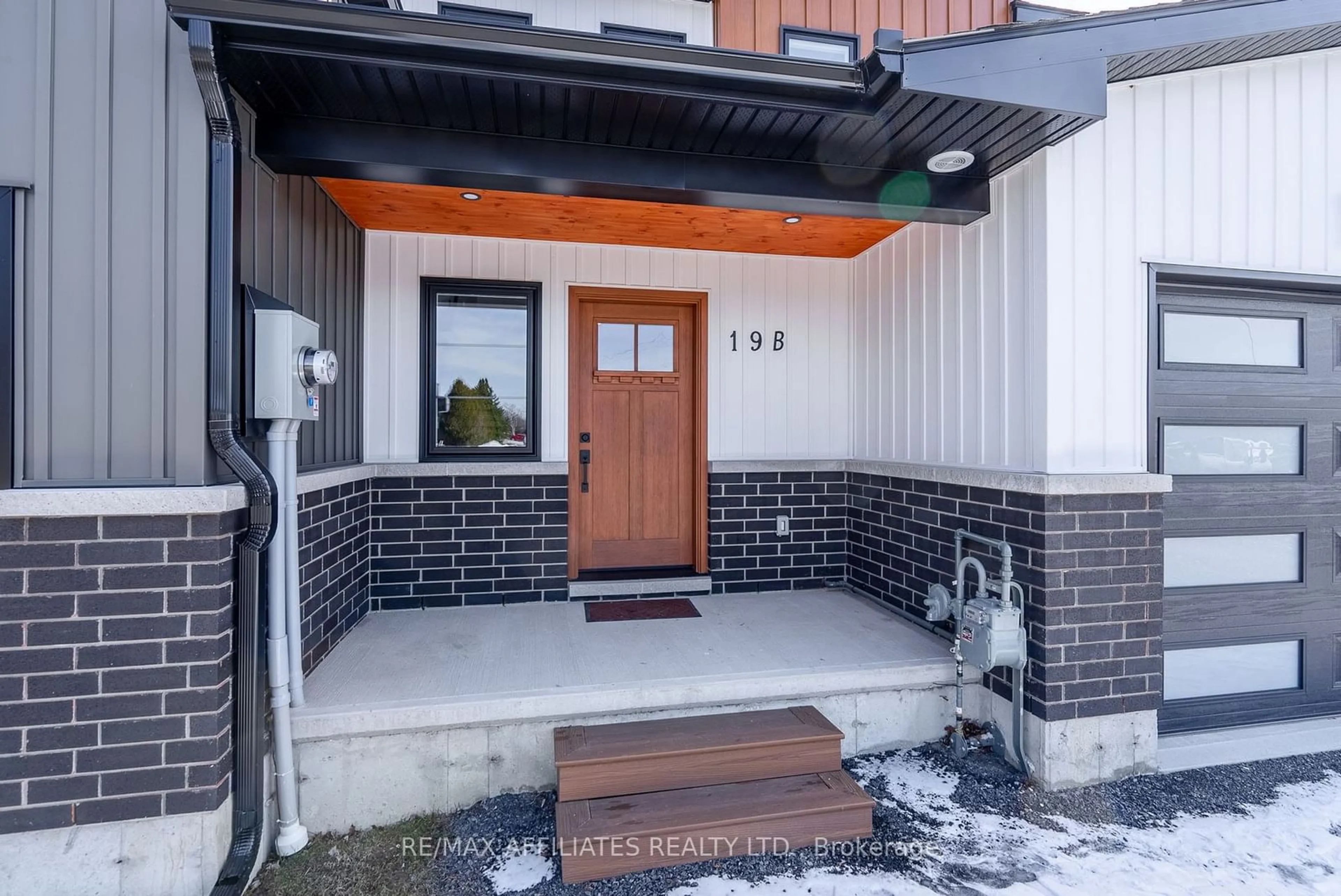 Indoor entryway, wood floors for 19B Dundas St, South Dundas Ontario K0E 1K0