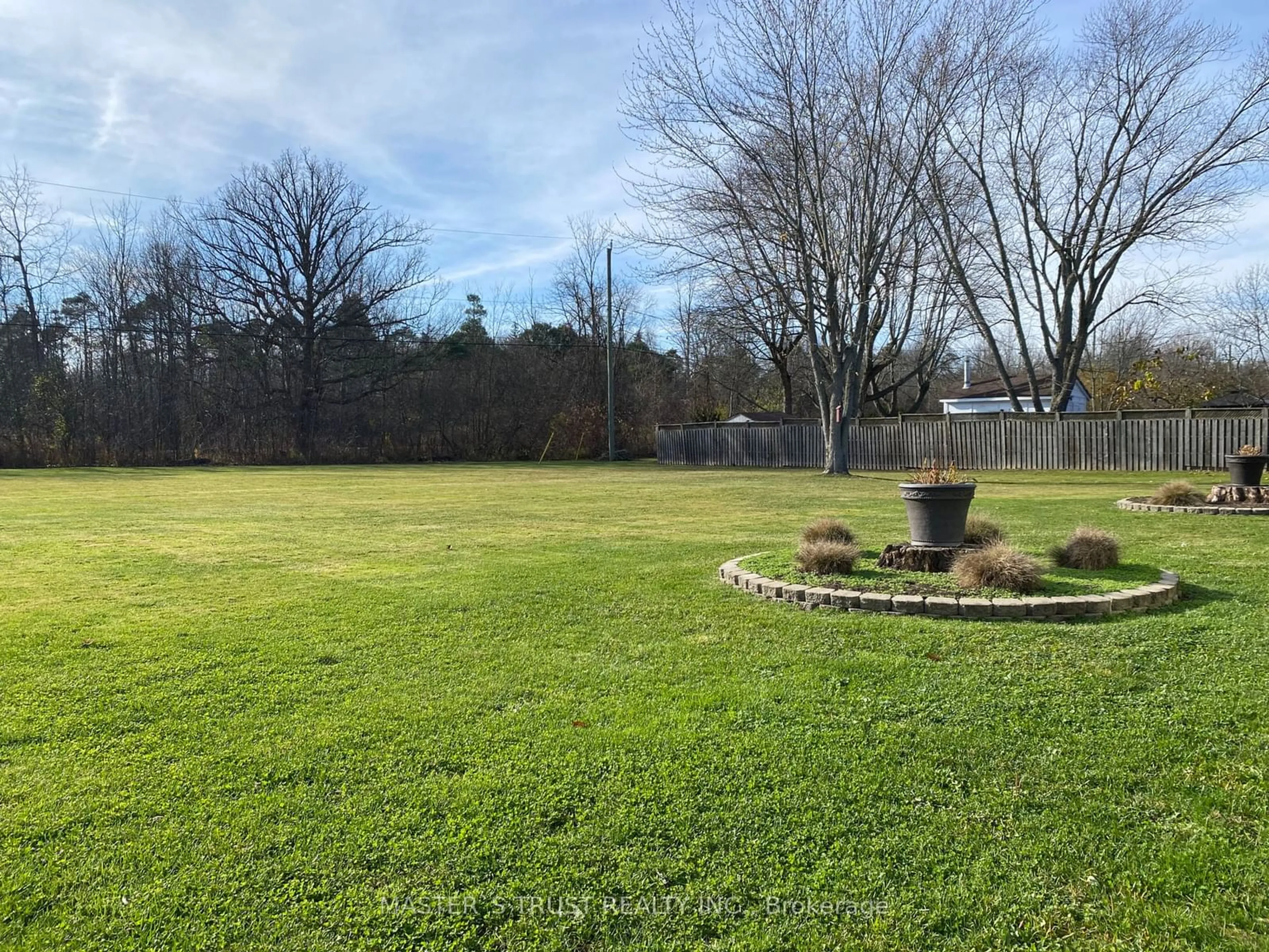 Patio, the fenced backyard for 4099 Niagara Pkwy, Fort Erie Ontario L0S 1S0