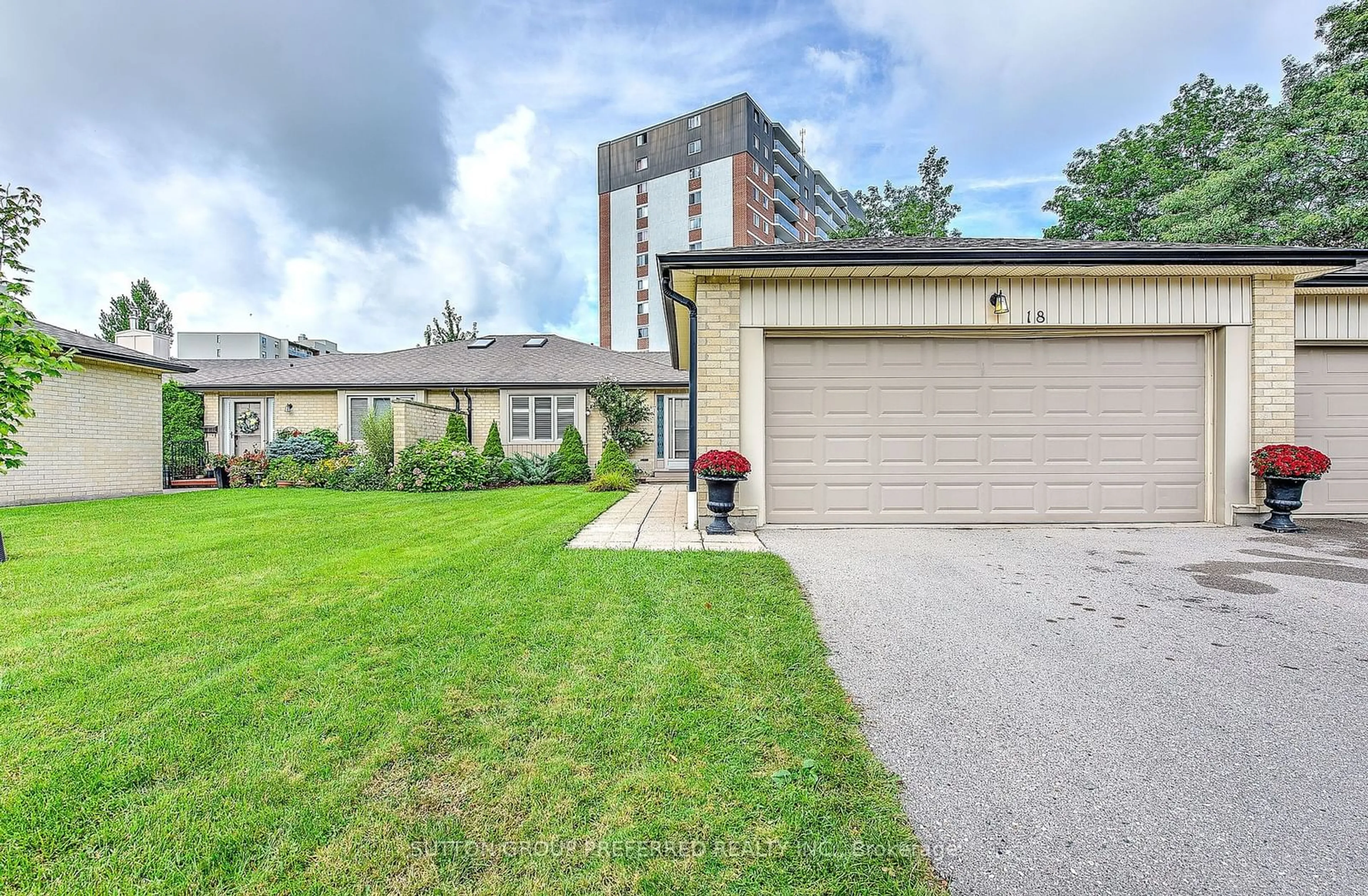 A pic from exterior of the house or condo, the street view for 93 Pine Valley Gate #18, London Ontario N6J 4L5