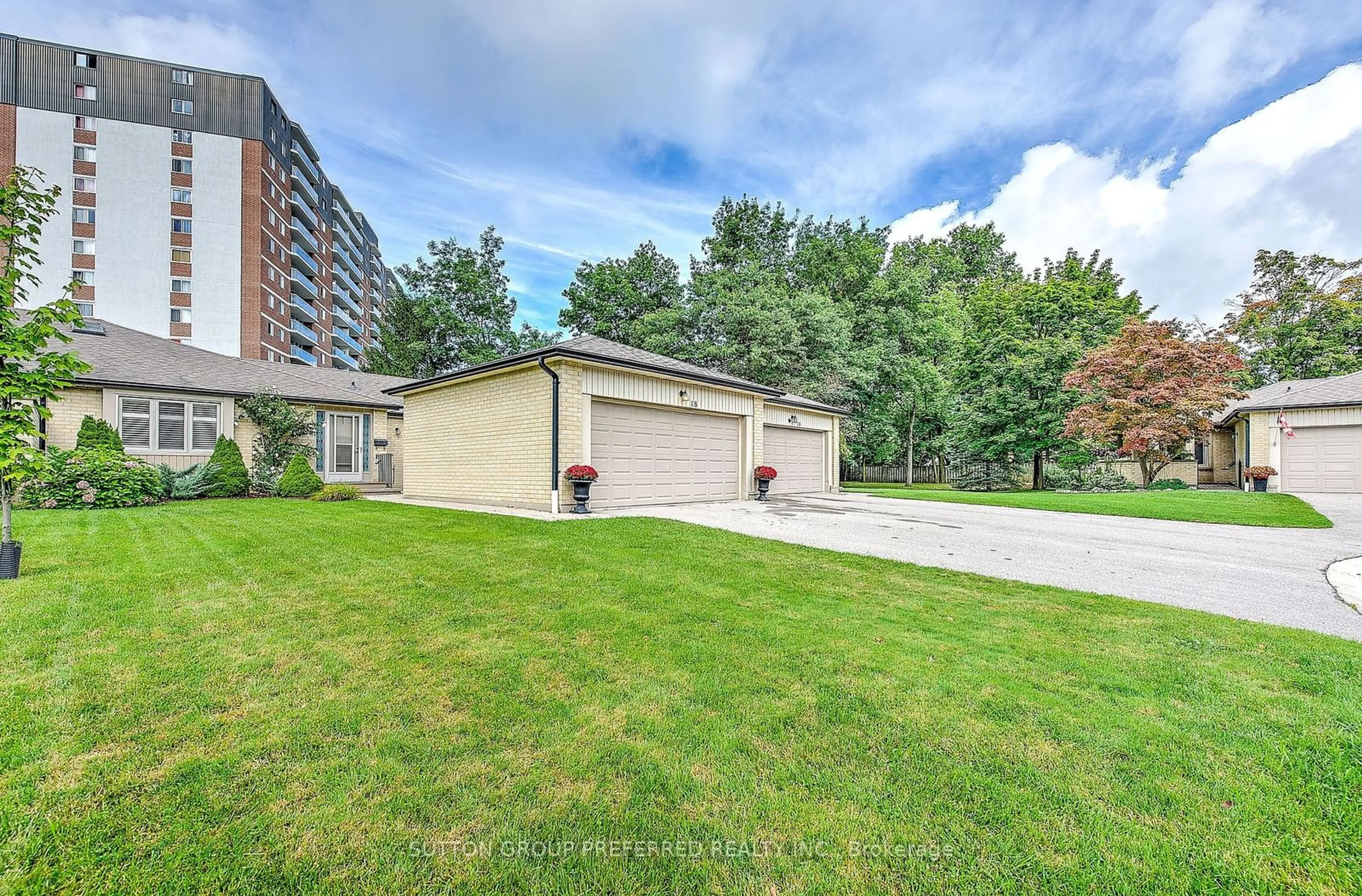 A pic from exterior of the house or condo, the fenced backyard for 93 Pine Valley Gate #18, London Ontario N6J 4L5