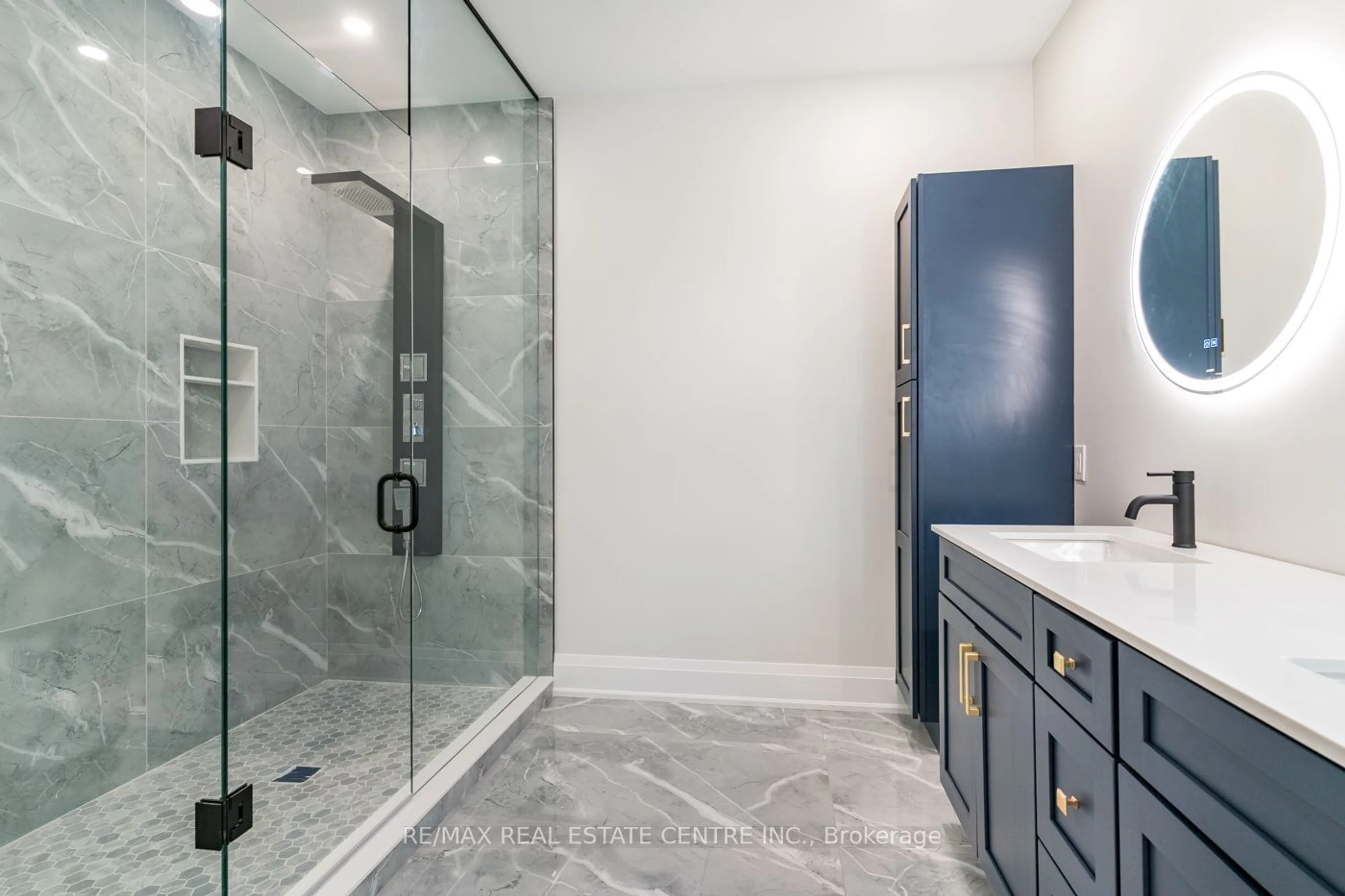 Contemporary bathroom, ceramic floors for 256 Mountain Rd, Grimsby Ontario L3M 4E7