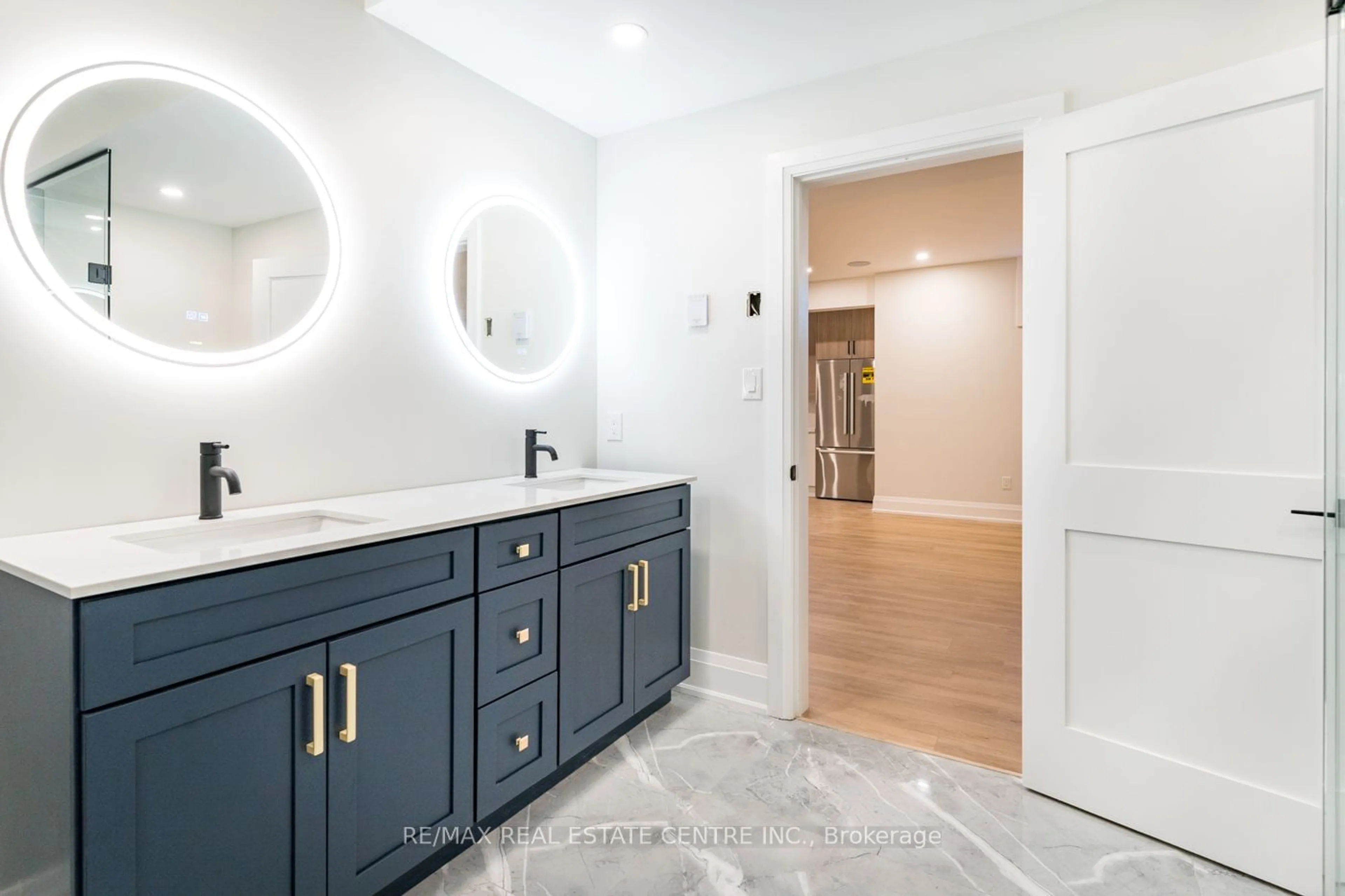 Contemporary bathroom, ceramic floors for 256 Mountain Rd, Grimsby Ontario L3M 4E7