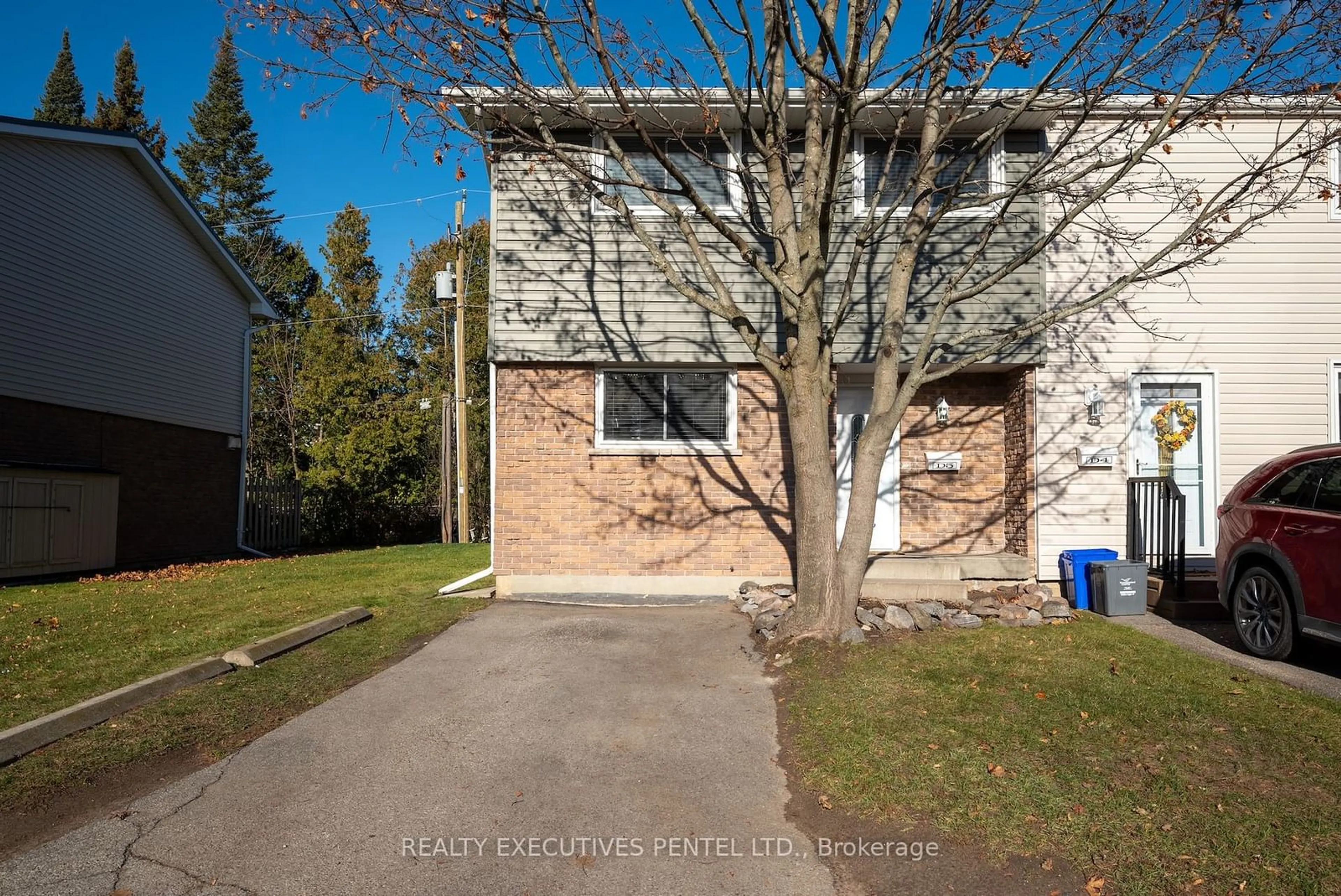 A pic from exterior of the house or condo, the fenced backyard for 400 Westwood Dr #D5, Cobourg Ontario K9A 2B6