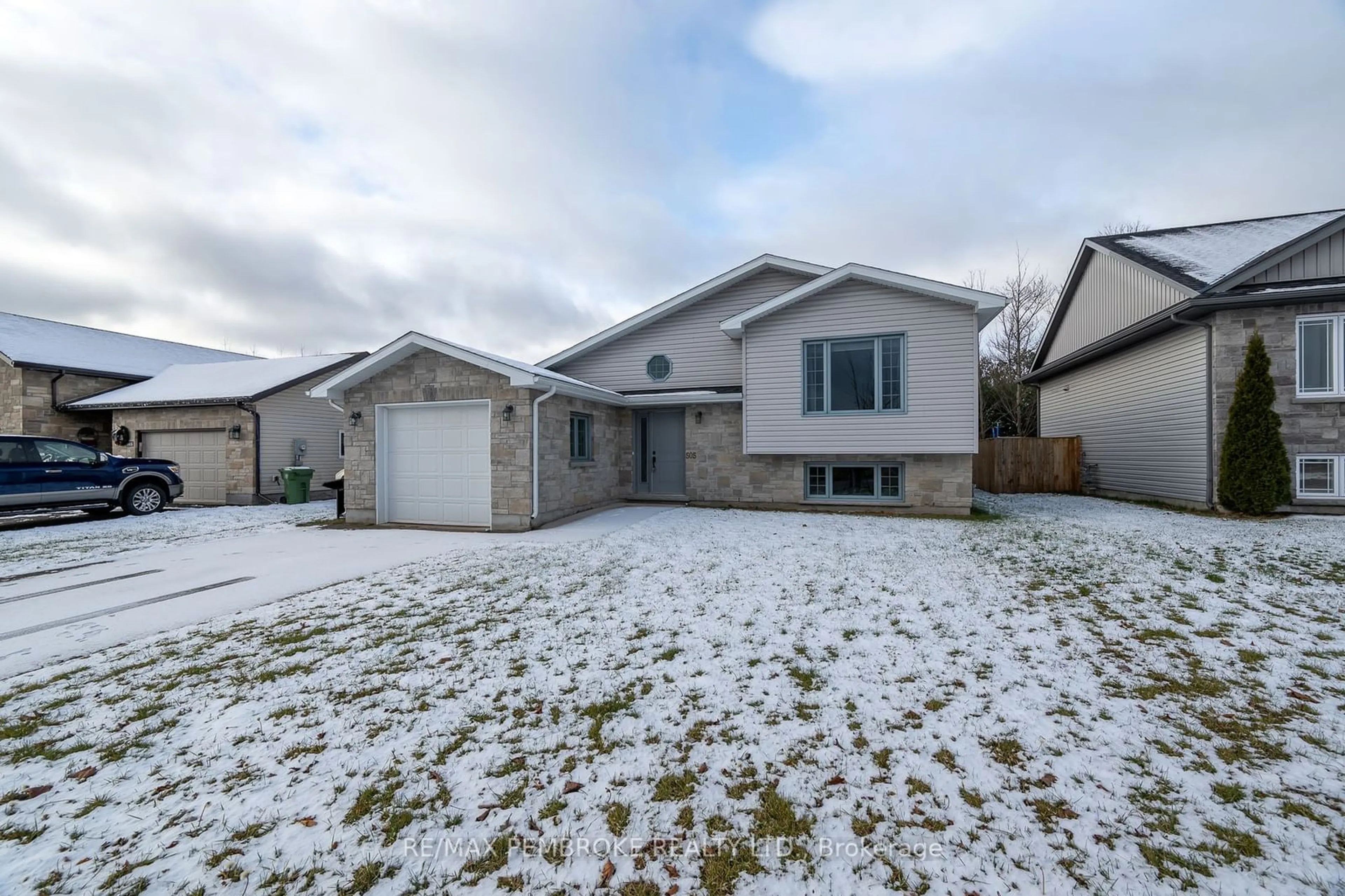 Frontside or backside of a home, the street view for 505 Gardner Cres, Petawawa Ontario K8H 0C4