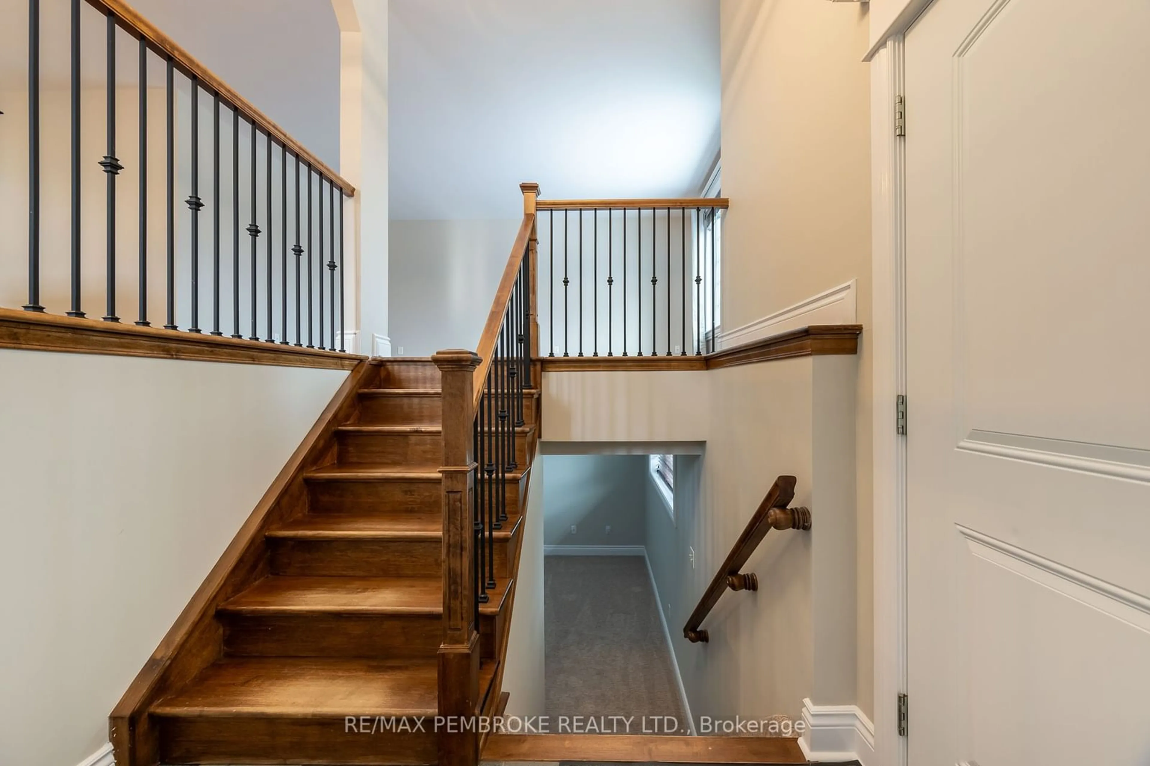 Stairs for 505 Gardner Cres, Petawawa Ontario K8H 0C4