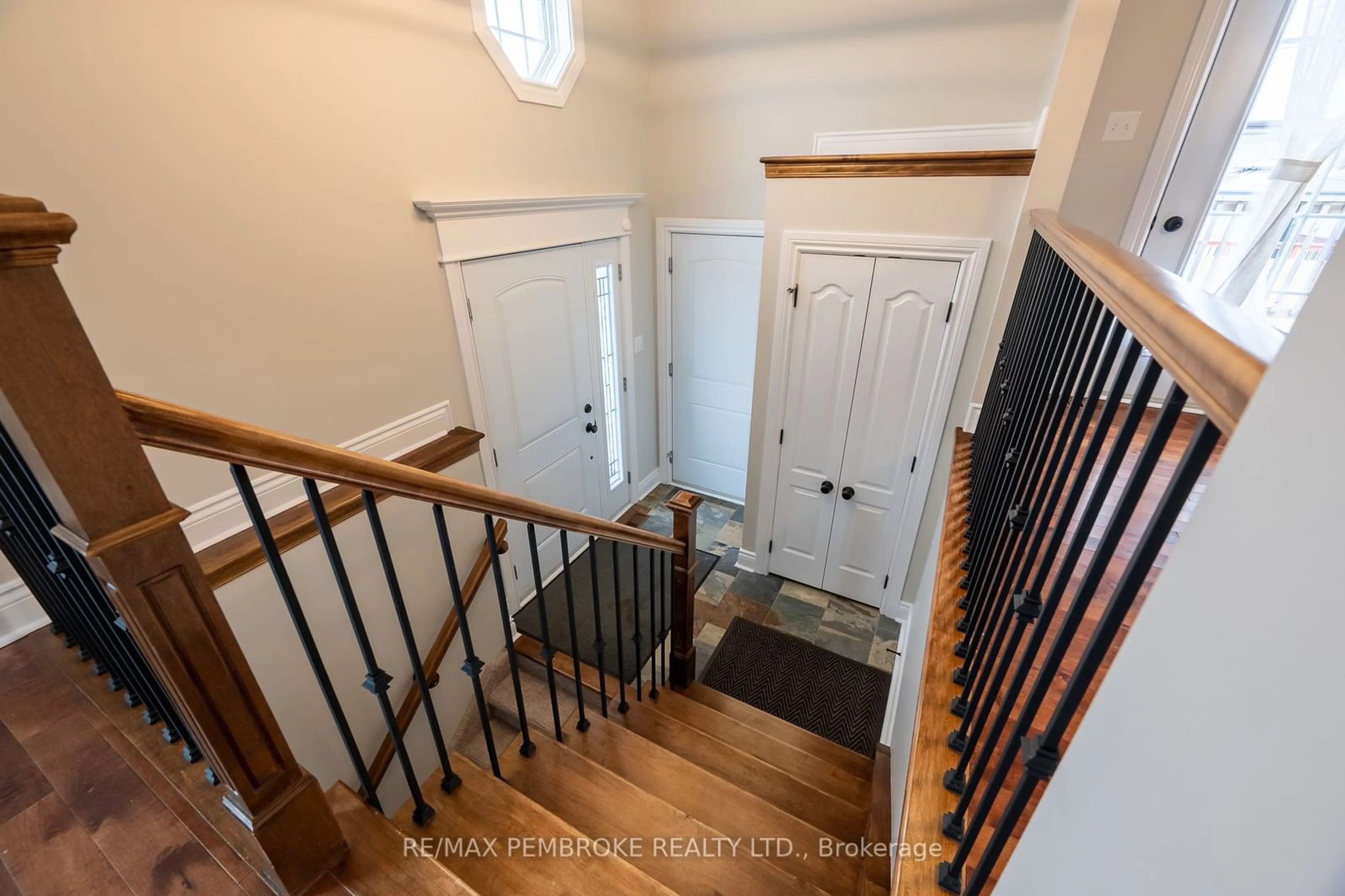 Indoor entryway, wood floors for 505 Gardner Cres, Petawawa Ontario K8H 0C4