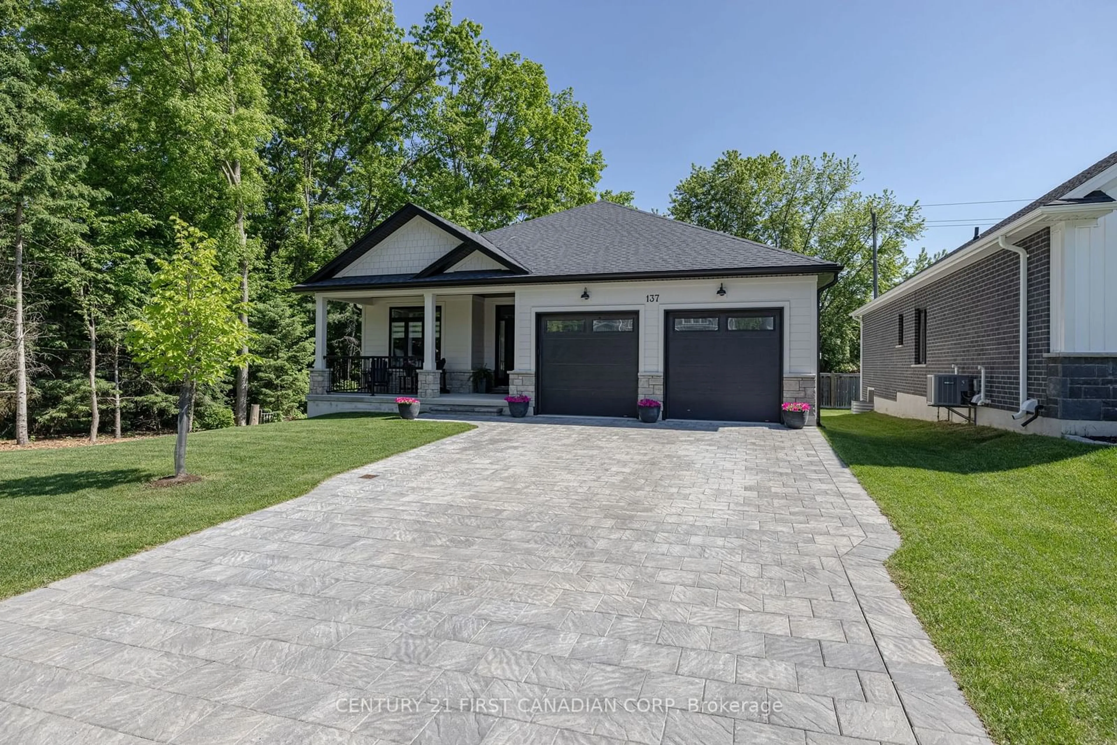 Frontside or backside of a home, cottage for 137 RIDGE St, Strathroy-Caradoc Ontario N7G 0G9