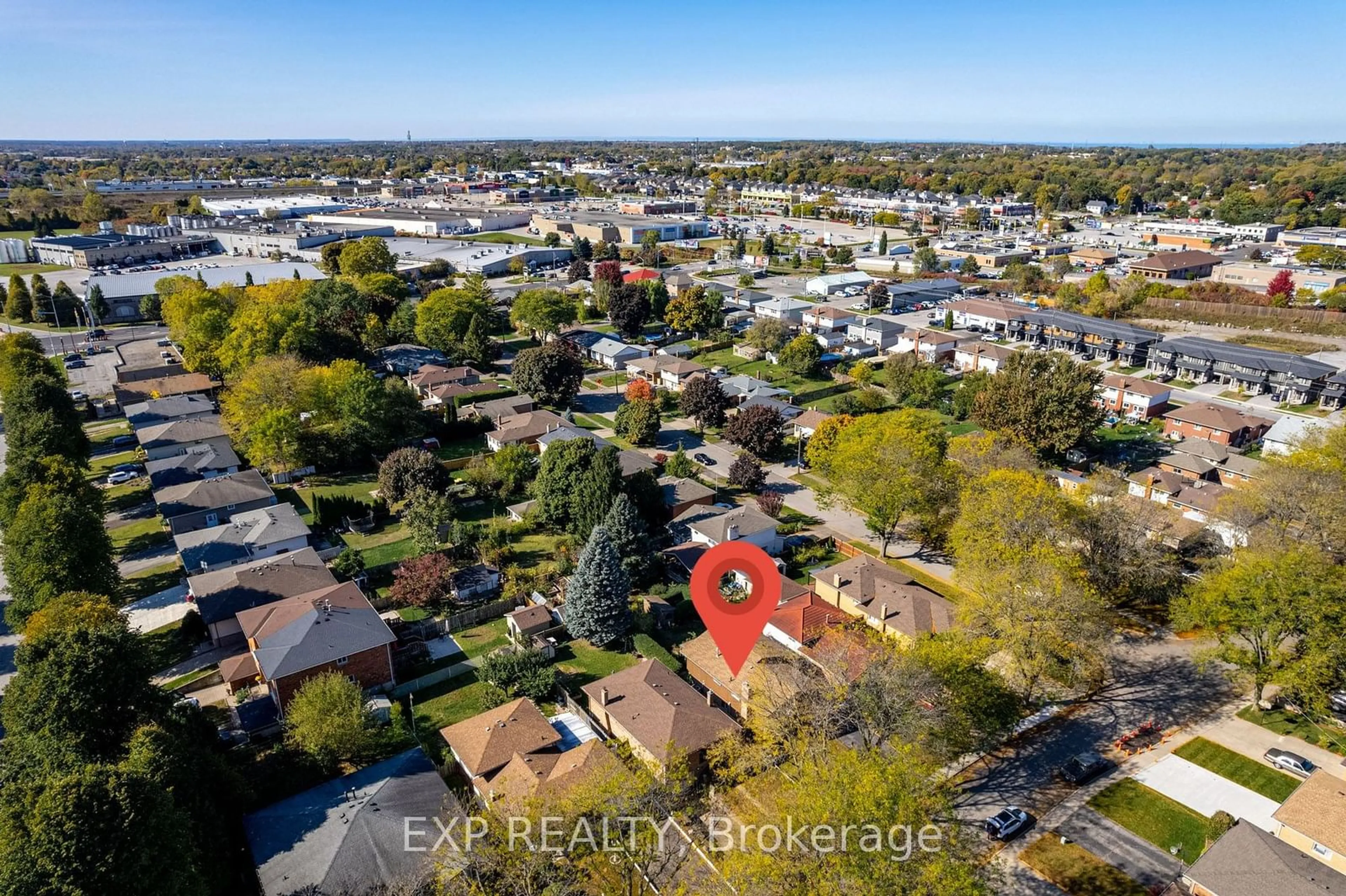 A pic from exterior of the house or condo, the street view for 5043 UNIVERSITY Ave, Niagara Falls Ontario L2E 7B2