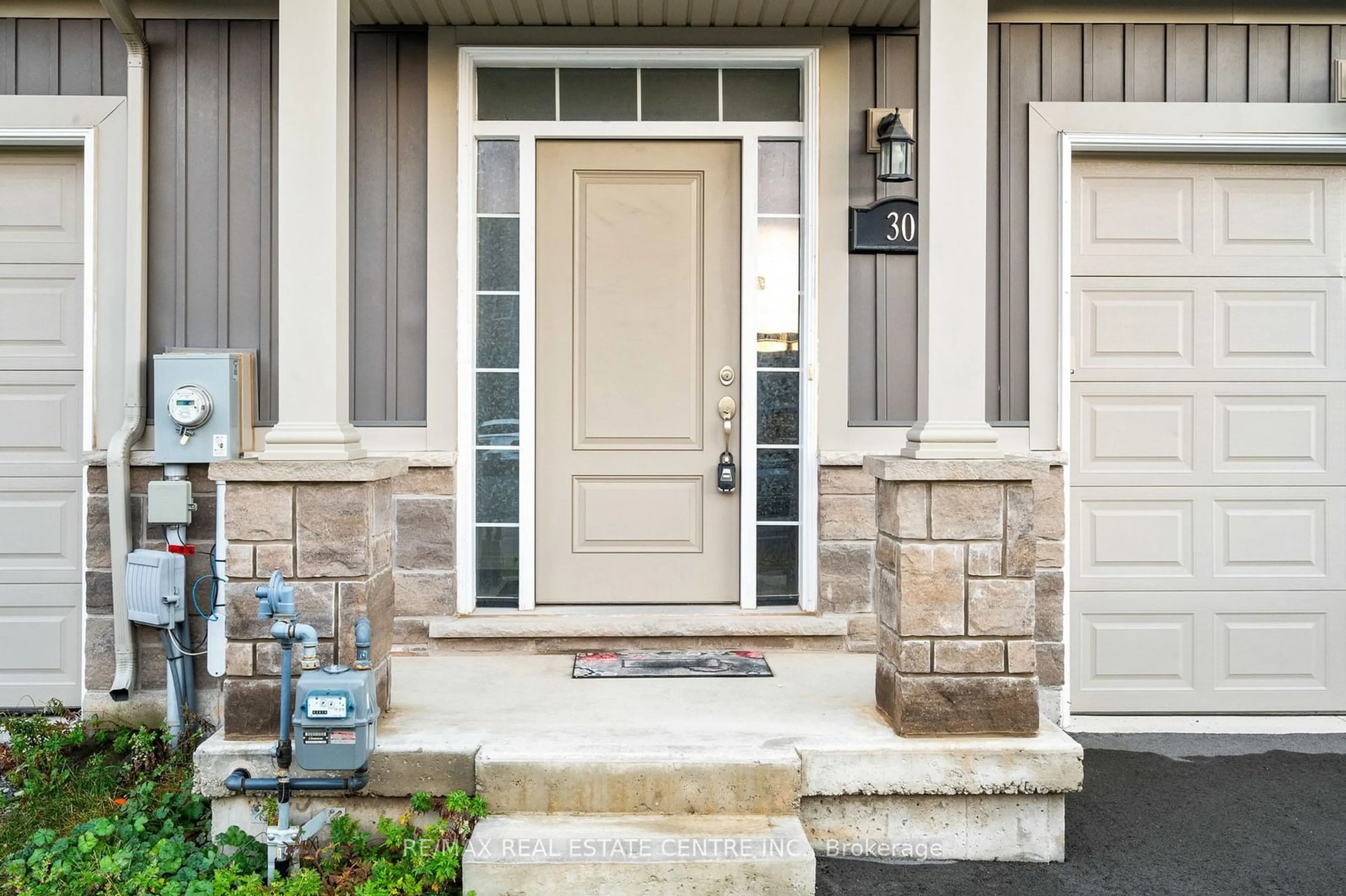 Indoor entryway, wood floors for 30 Damude Ave, Thorold Ontario L0S 1K0