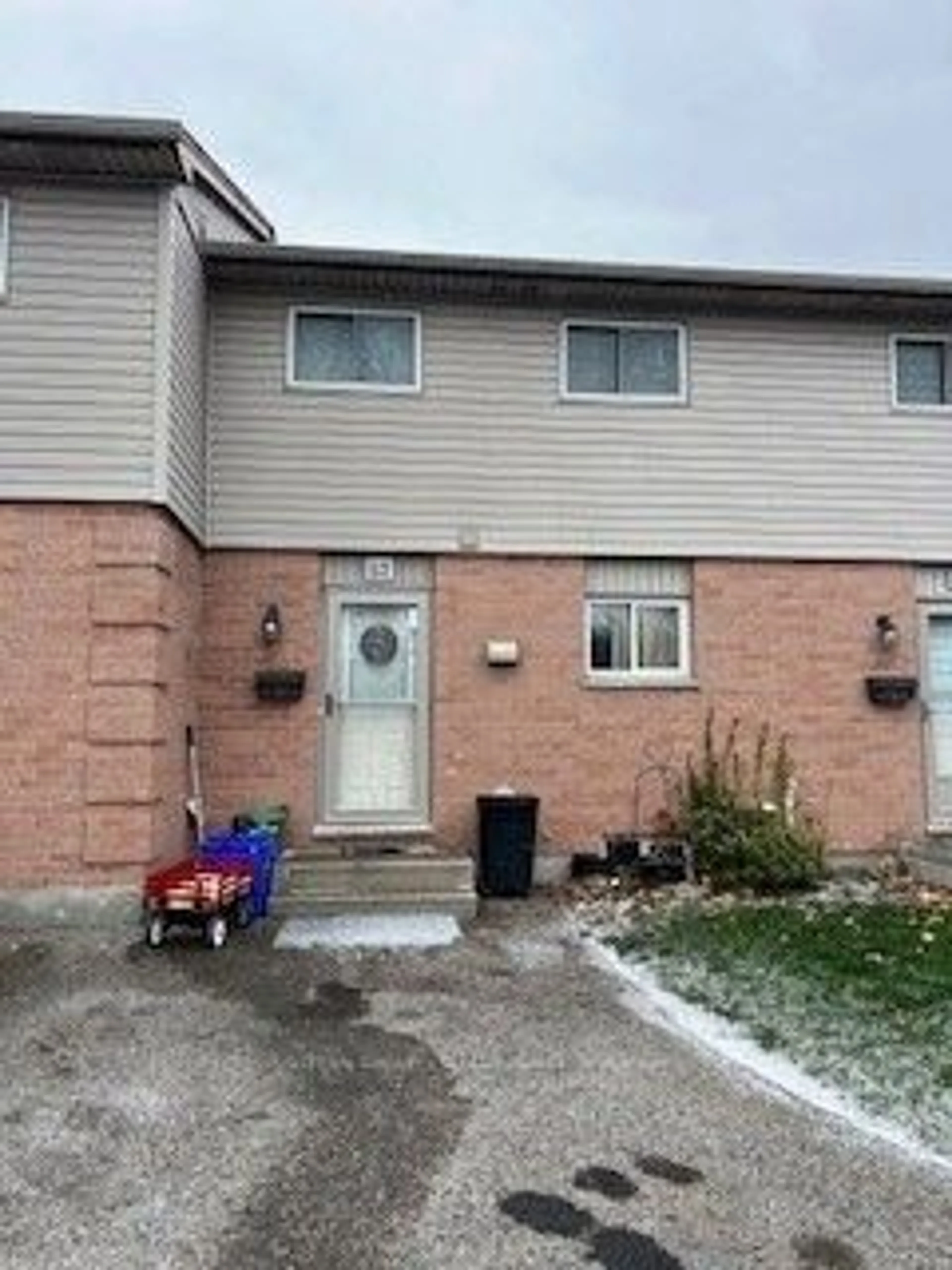 A pic from exterior of the house or condo, the front or back of building for 114 Pauline Cres #52, London Ontario N6E 2X6