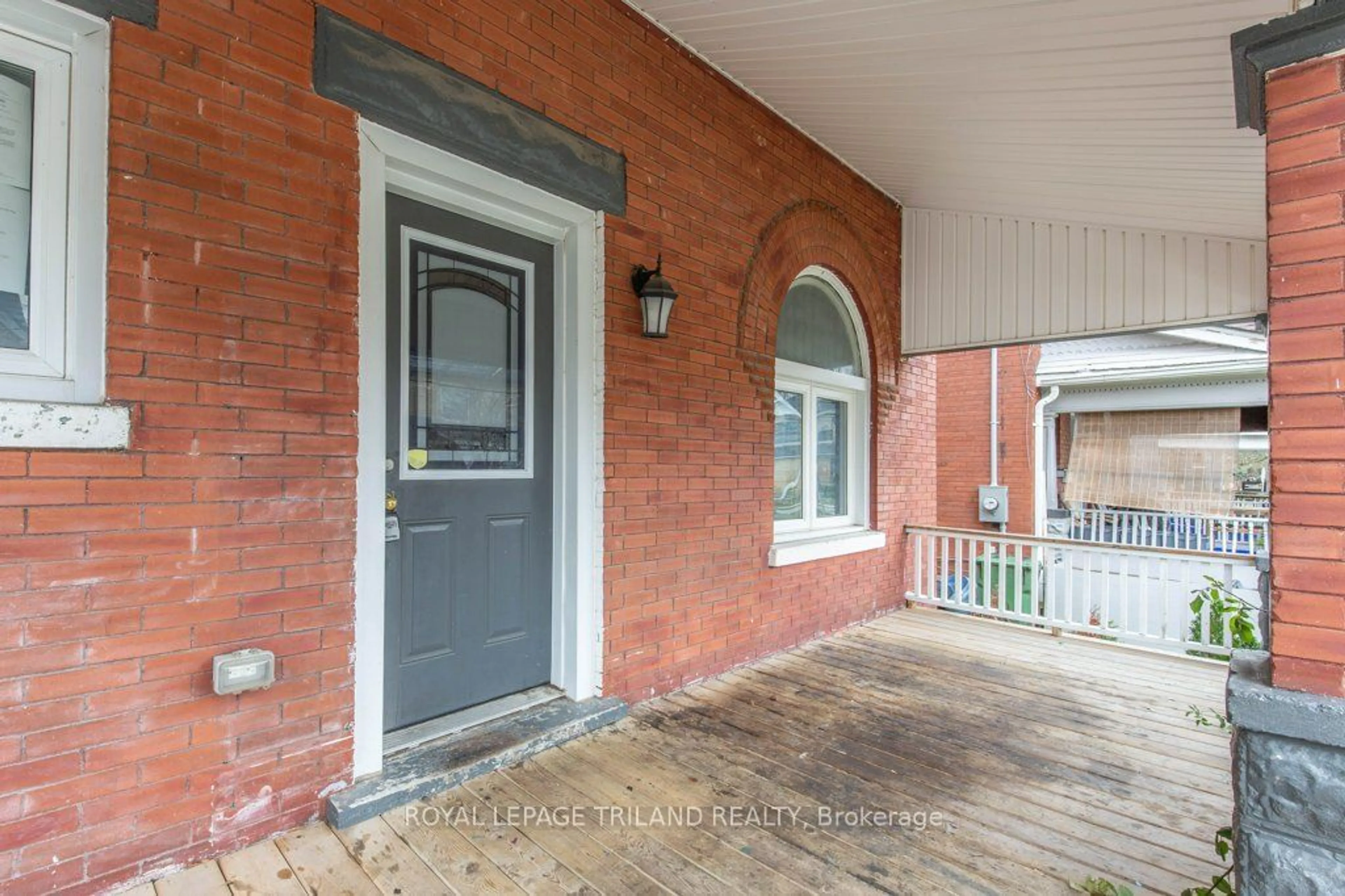 Indoor entryway, wood floors for 35 METCALFE St, St. Thomas Ontario N5R 3K1