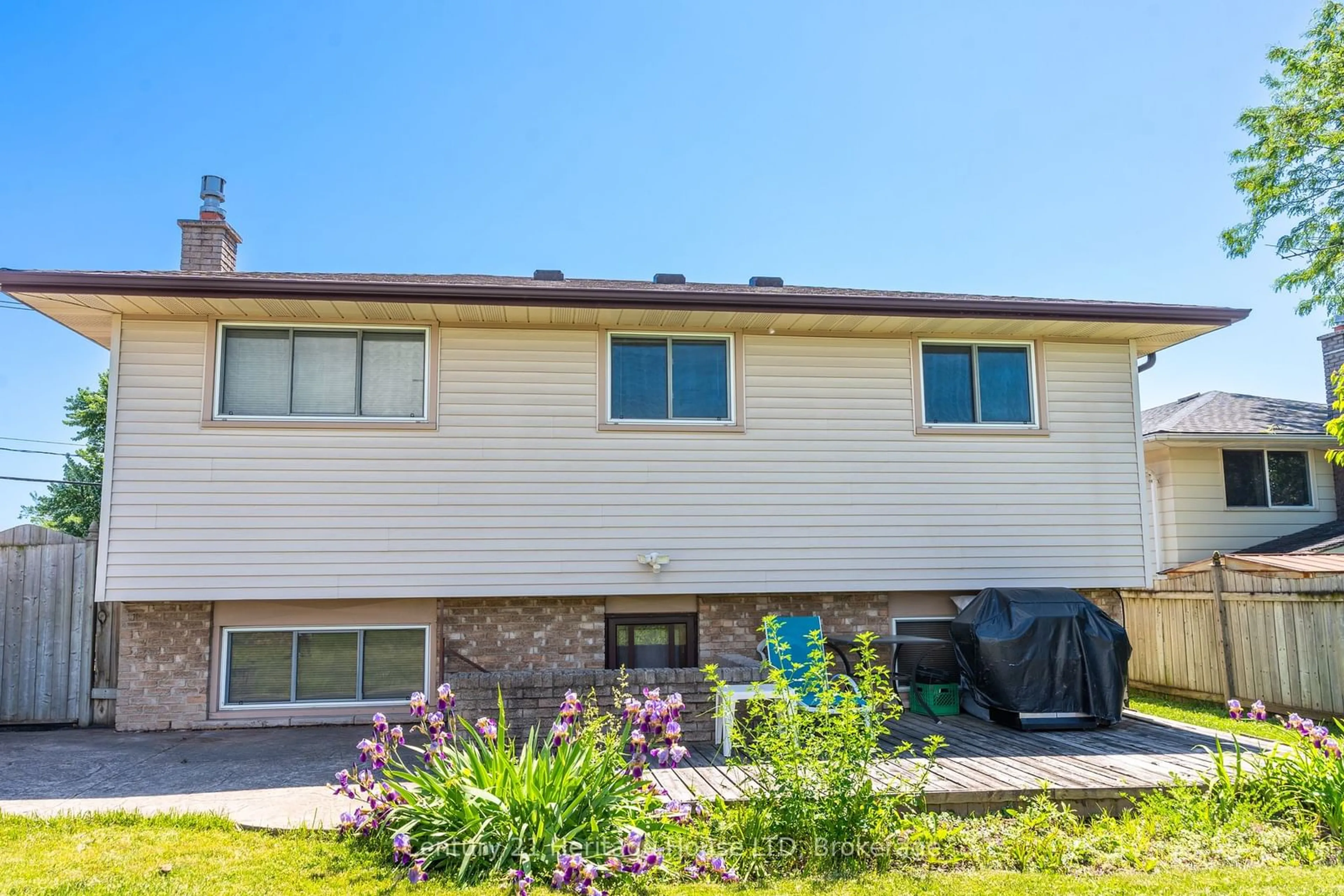 Frontside or backside of a home, the front or back of building for 130 ST DAVIDS RD Rd, St. Catharines Ontario L2T 1R1