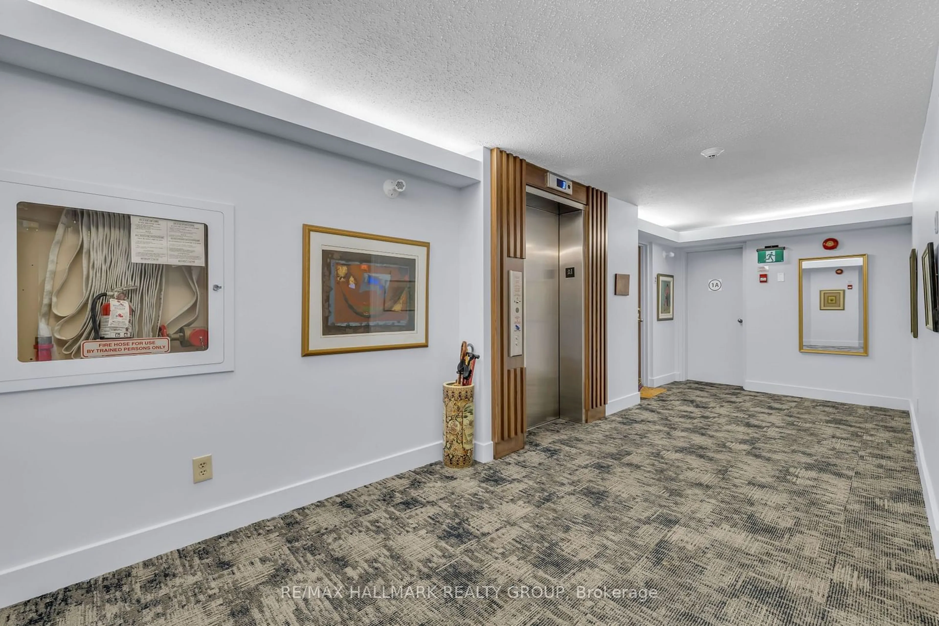 Indoor foyer, carpet floors for 100 Rideau Terr #7, New Edinburgh - Lindenlea Ontario K1M 0Z2