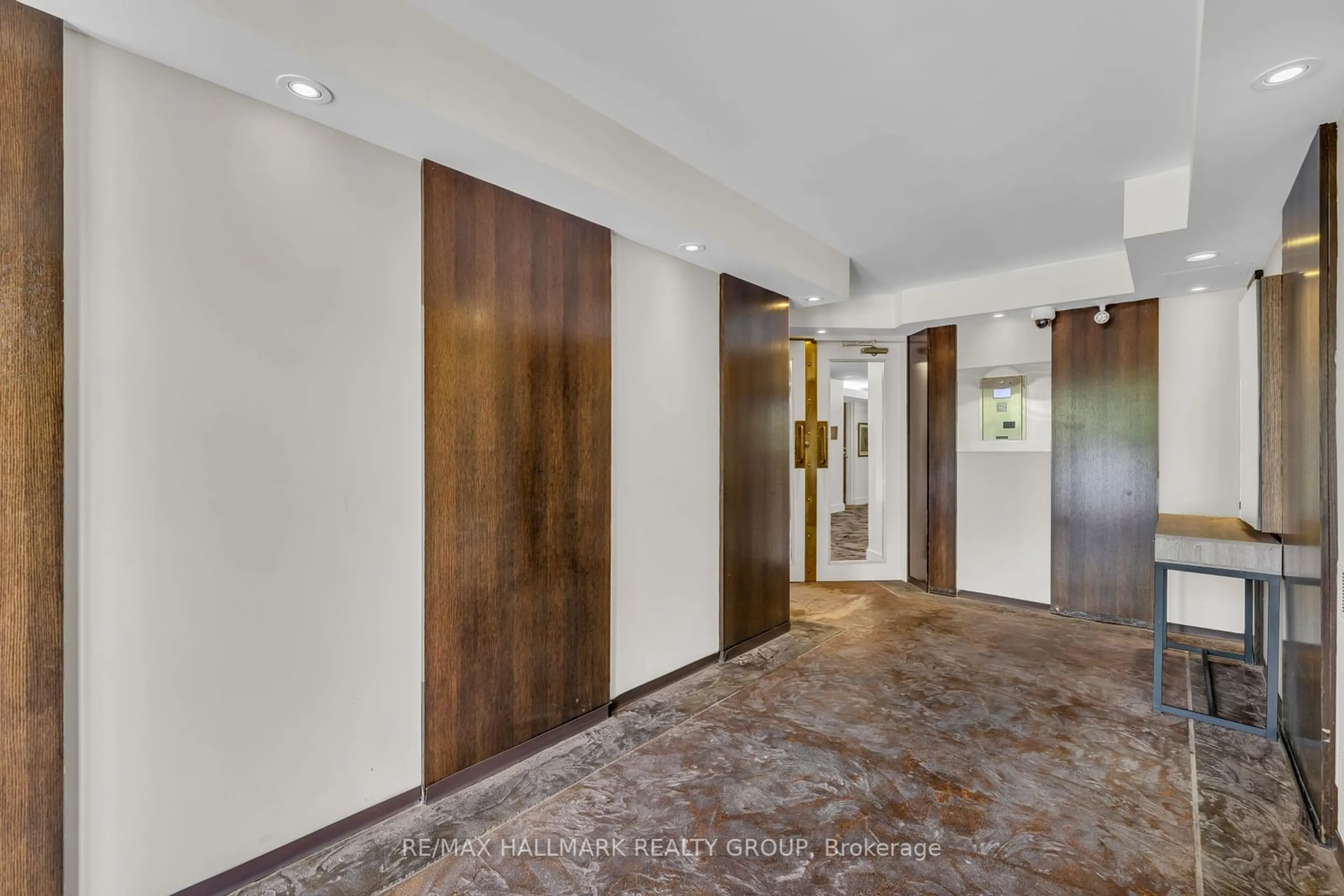 Indoor foyer, wood floors for 100 Rideau Terr #7, New Edinburgh - Lindenlea Ontario K1M 0Z2