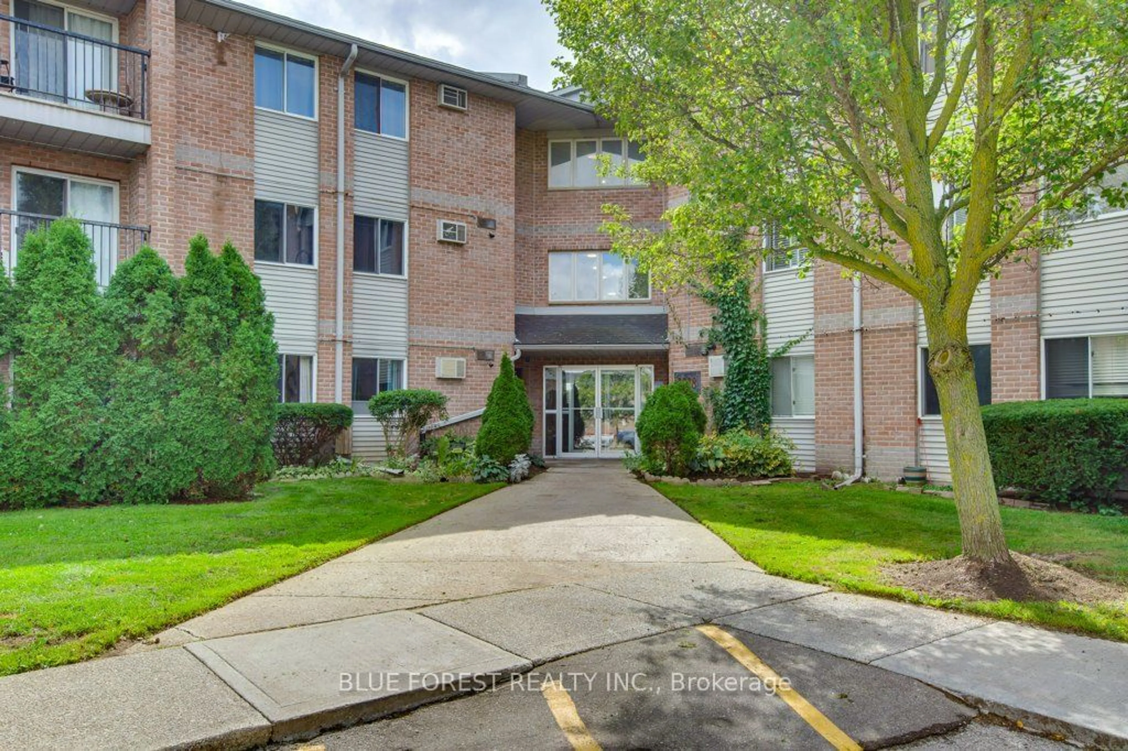 A pic from exterior of the house or condo, the front or back of building for 2228 Trafalgar St #307, London Ontario N5V 4J8