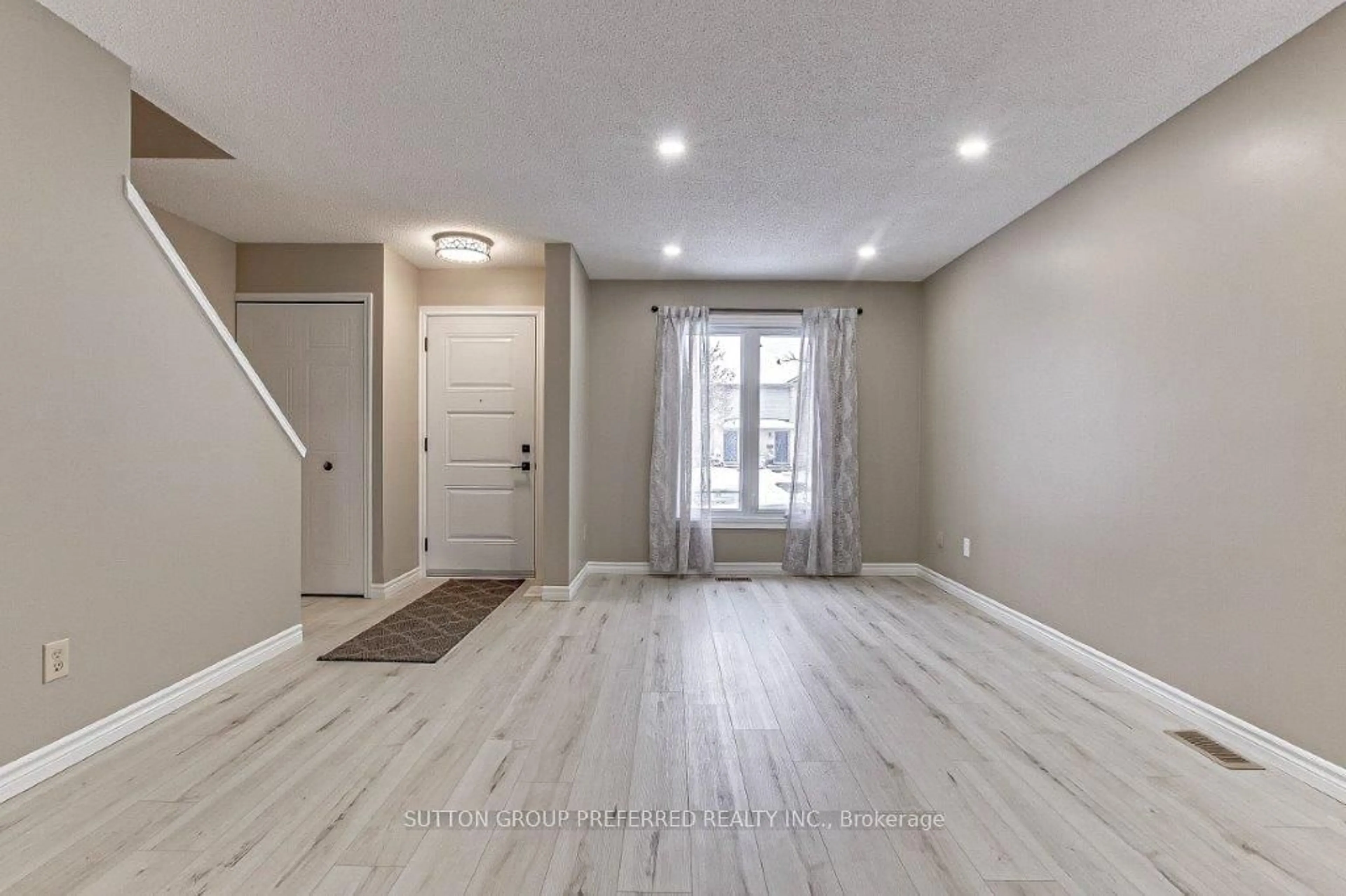 Indoor entryway, wood floors for 925 Lawson Rd #30, London Ontario N6G 4X3