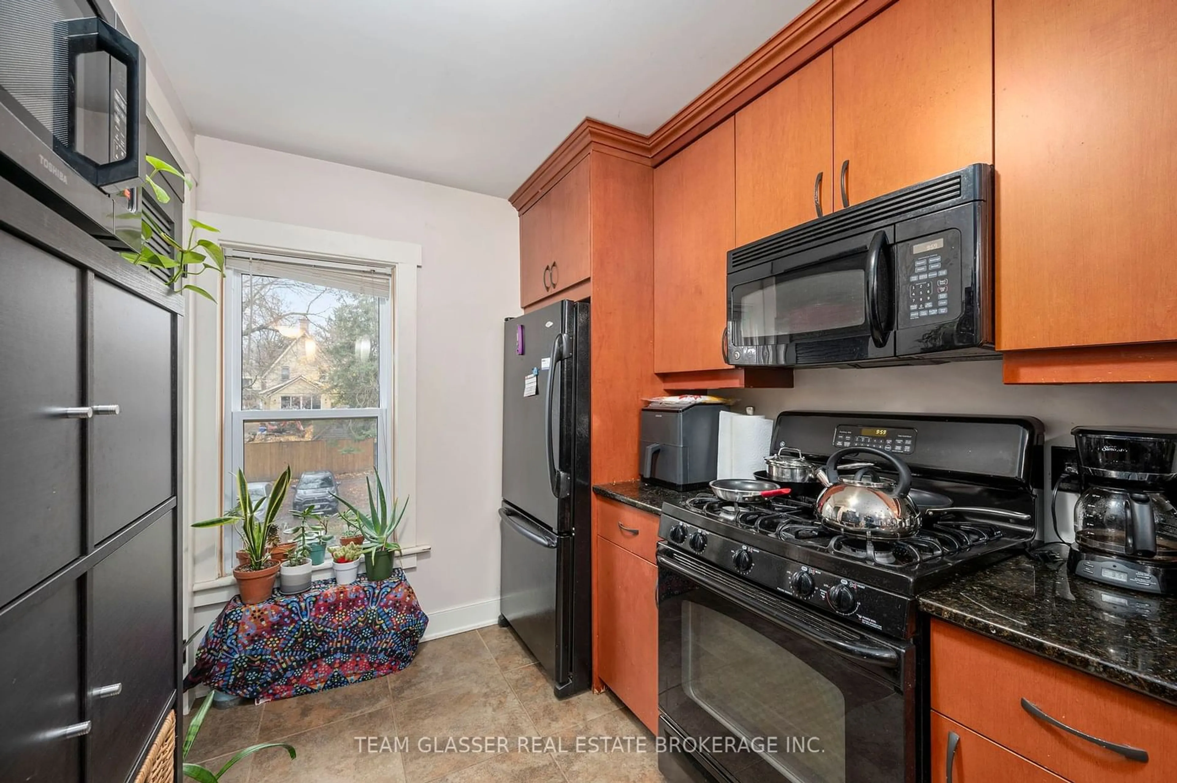 Standard kitchen, wood floors, cottage for 857.5 Waterloo St, London Ontario N6A 3W7