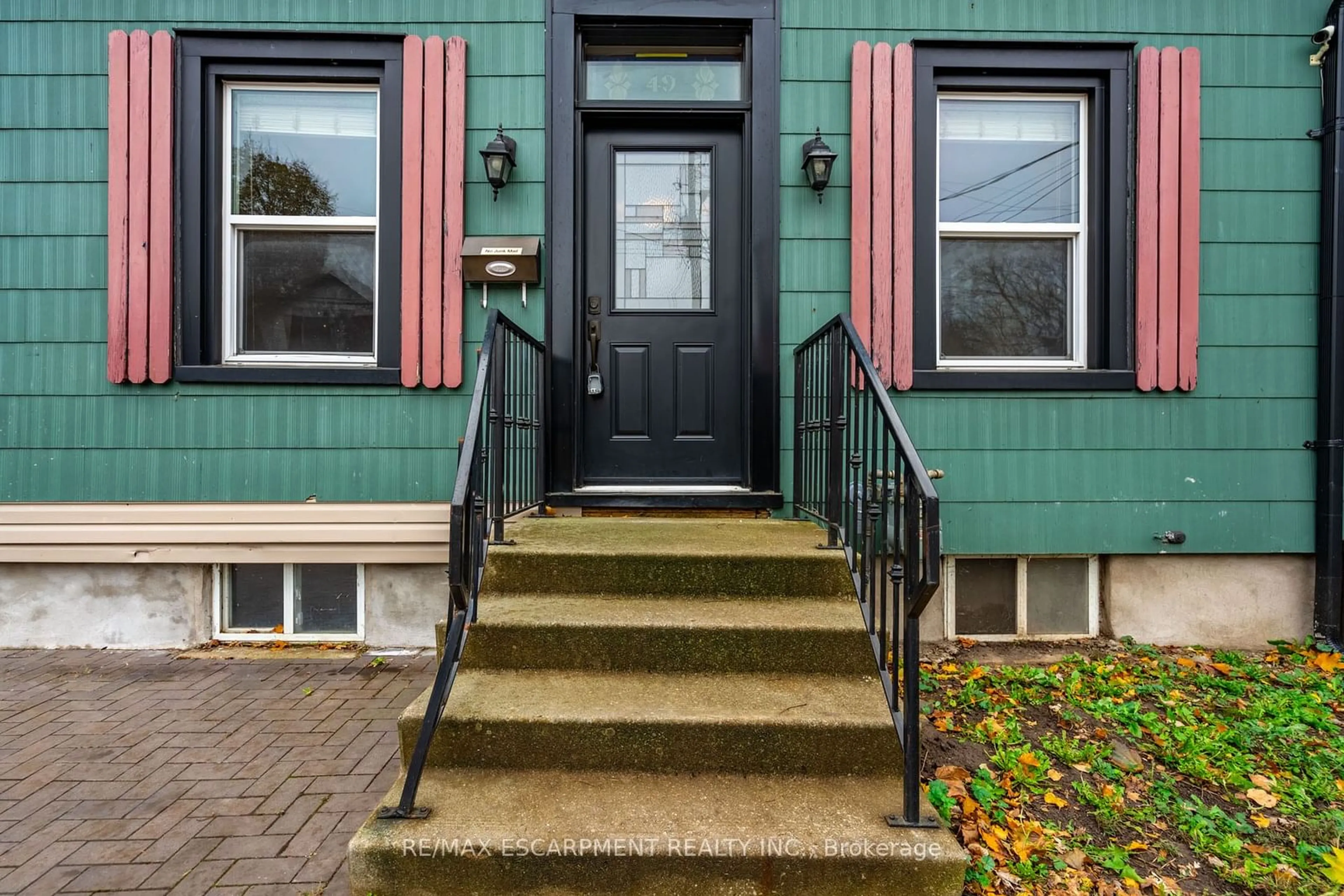 Indoor entryway, wood floors for 49 Jones St, Hamilton Ontario L8R 1X9