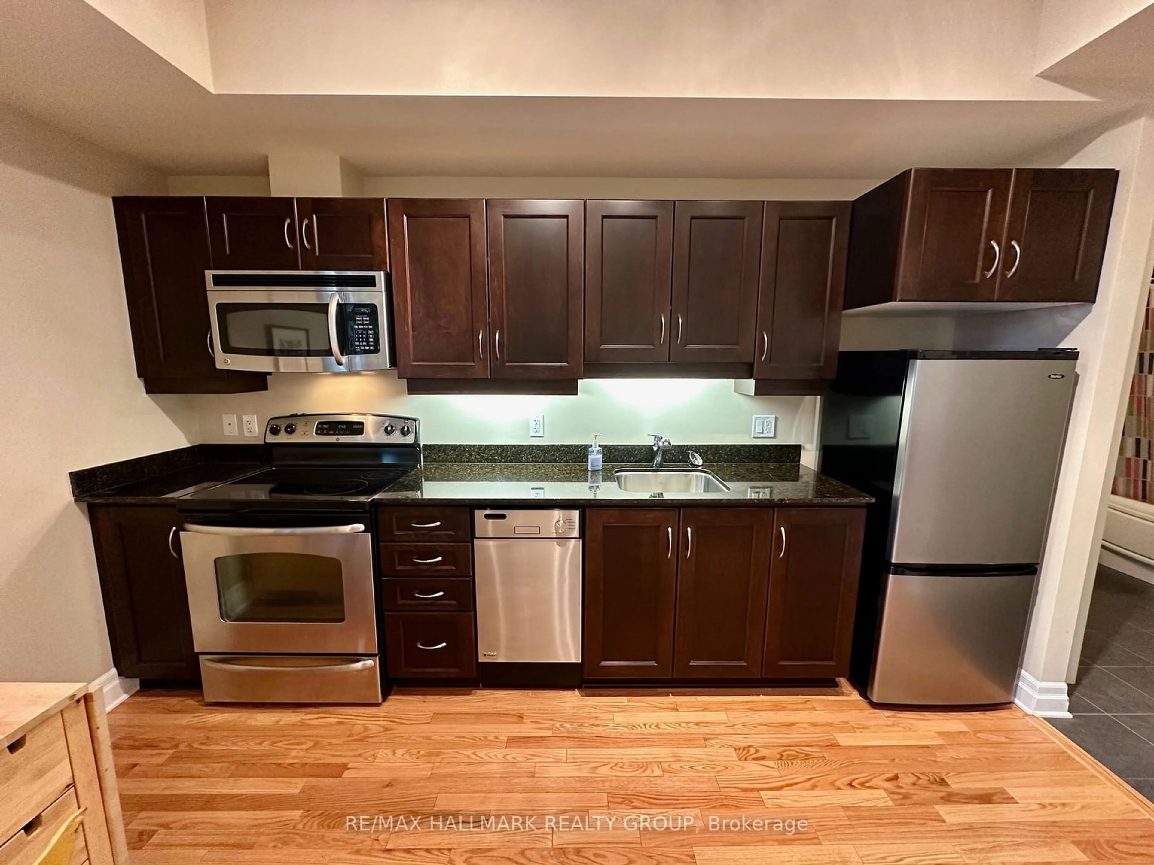 Standard kitchen, wood floors for 245 KENT St #407, Ottawa Centre Ontario K2P 0A5