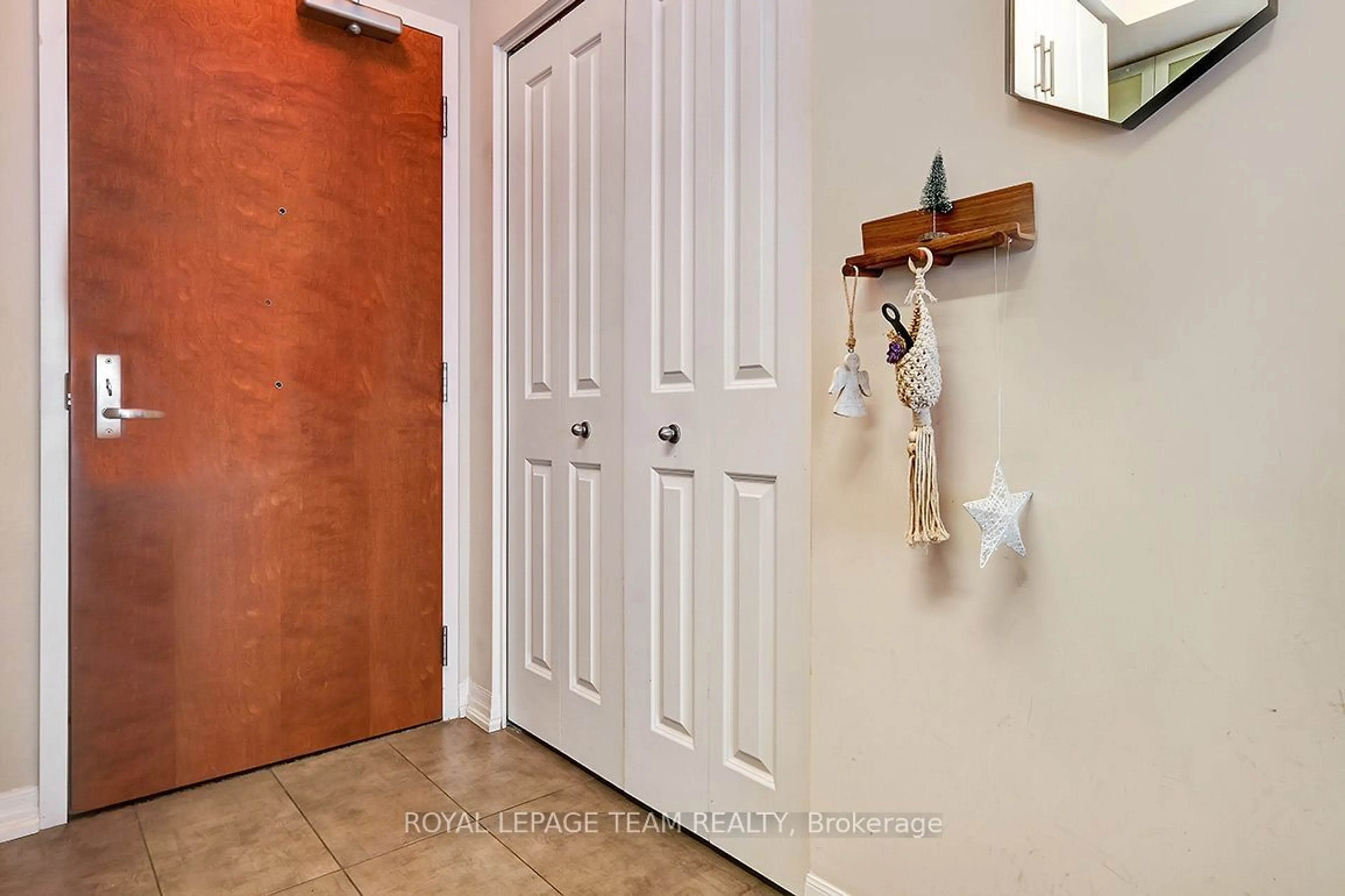 Indoor entryway, wood floors for 242 RIDEAU St #2804, Lower Town - Sandy Hill Ontario K1N 0B7