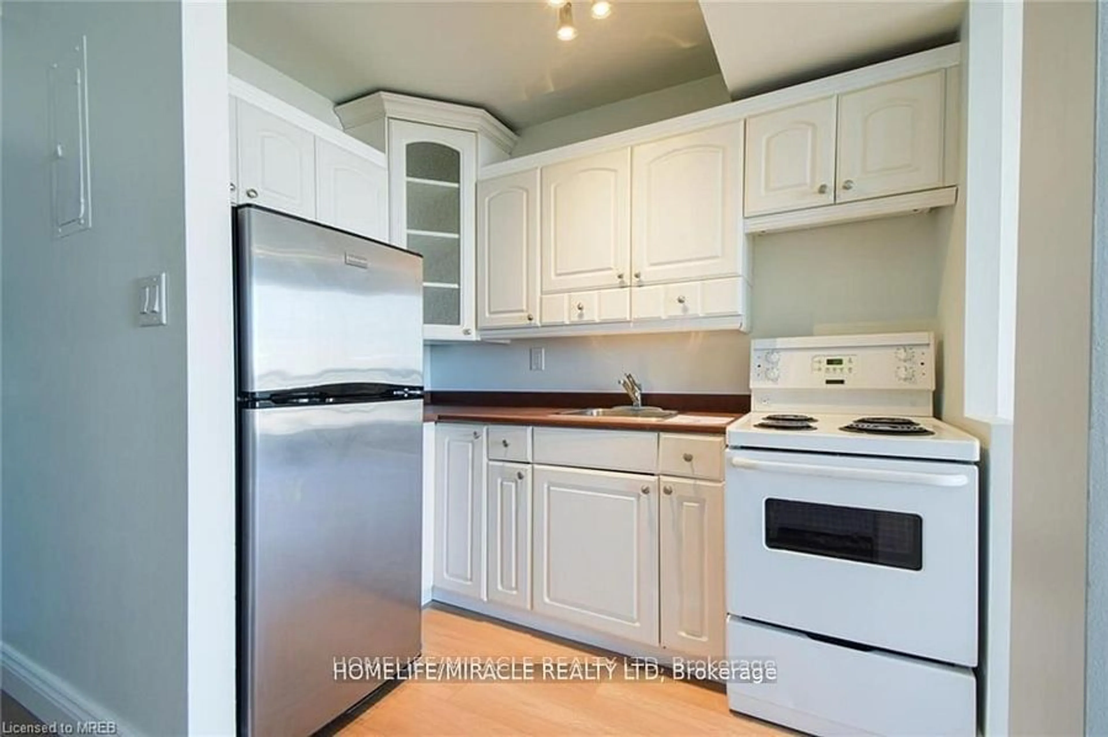 Standard kitchen for 150 Charlton Ave #2303, Hamilton Ontario L8N 3X3