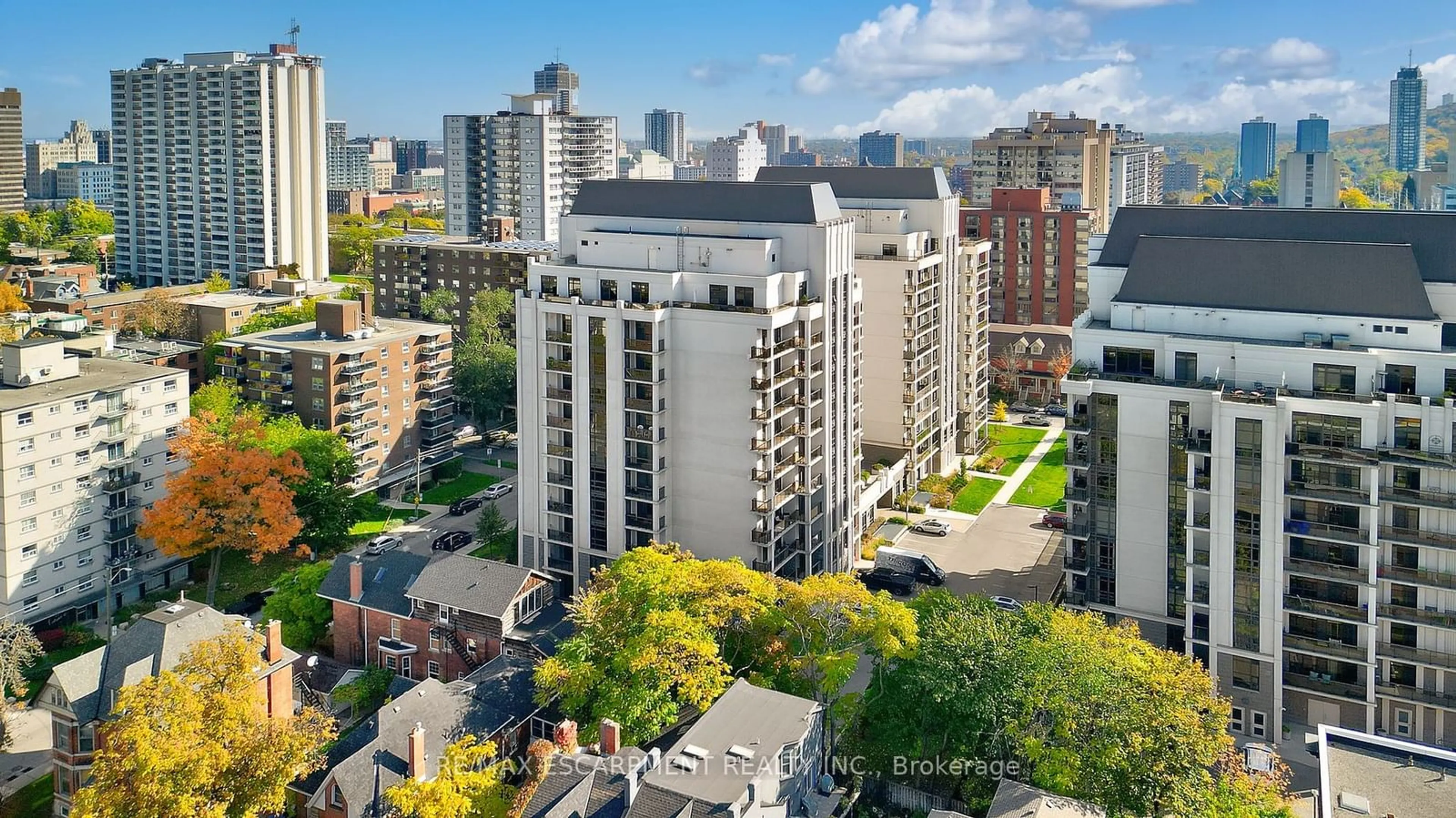 A pic from exterior of the house or condo, the view of city buildings for 85 Robinson St #606, Hamilton Ontario L8P 0B9