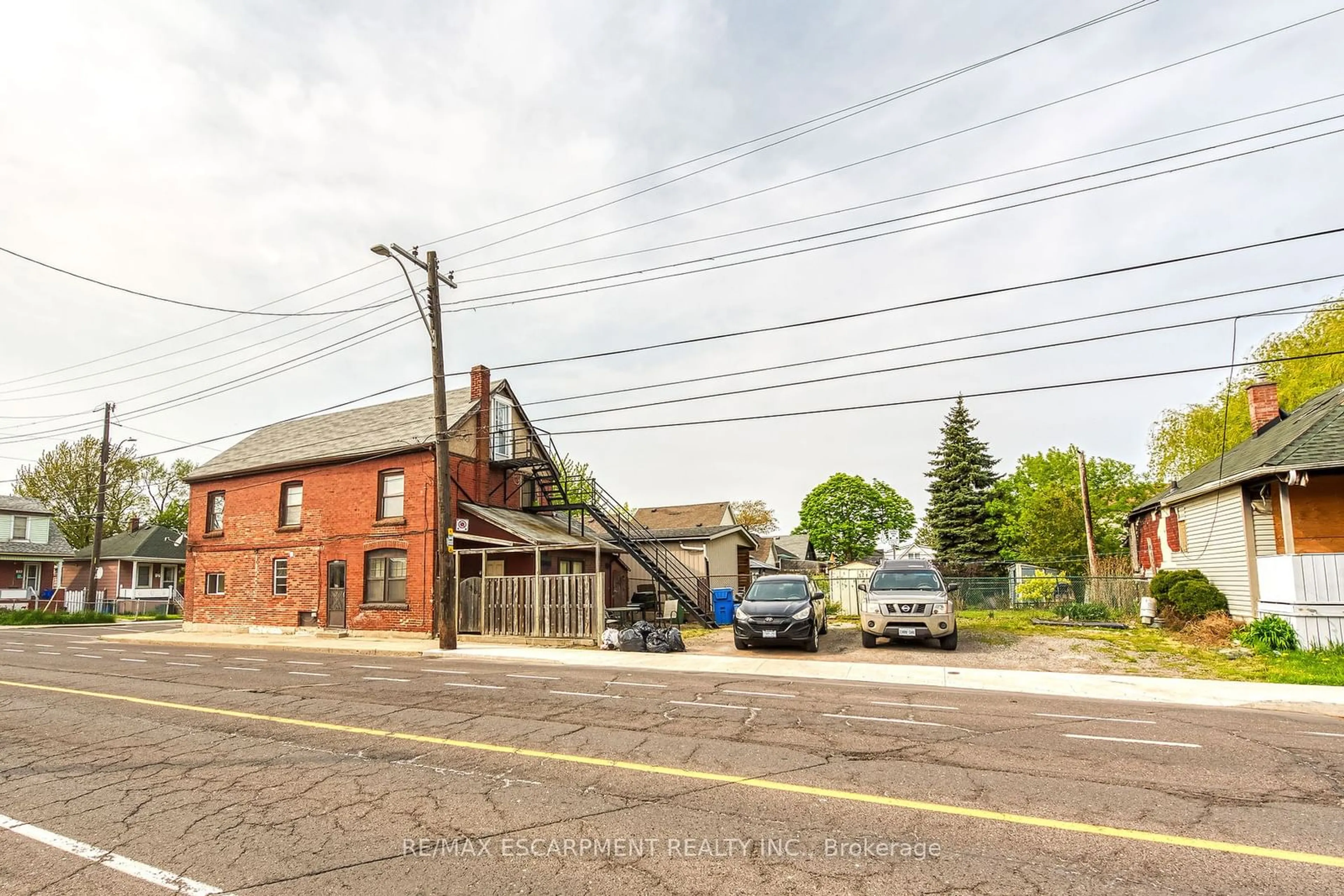 A pic from exterior of the house or condo, the street view for 1367 Cannon St, Hamilton Ontario L8H 1W2