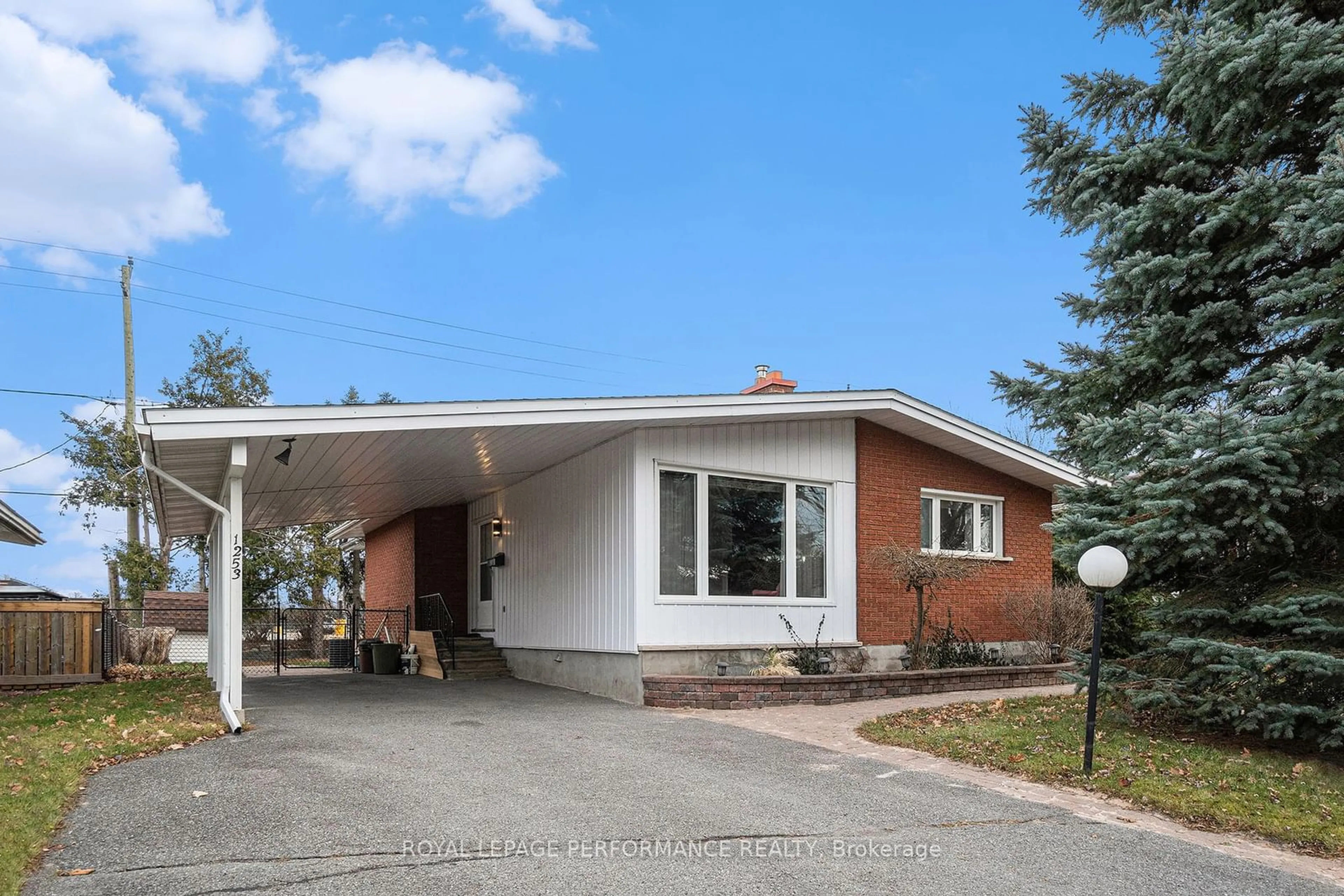 Frontside or backside of a home, cottage for 1253 Cobden Rd, Parkway Park - Queensway Terrace S and Area Ontario K2C 3A1