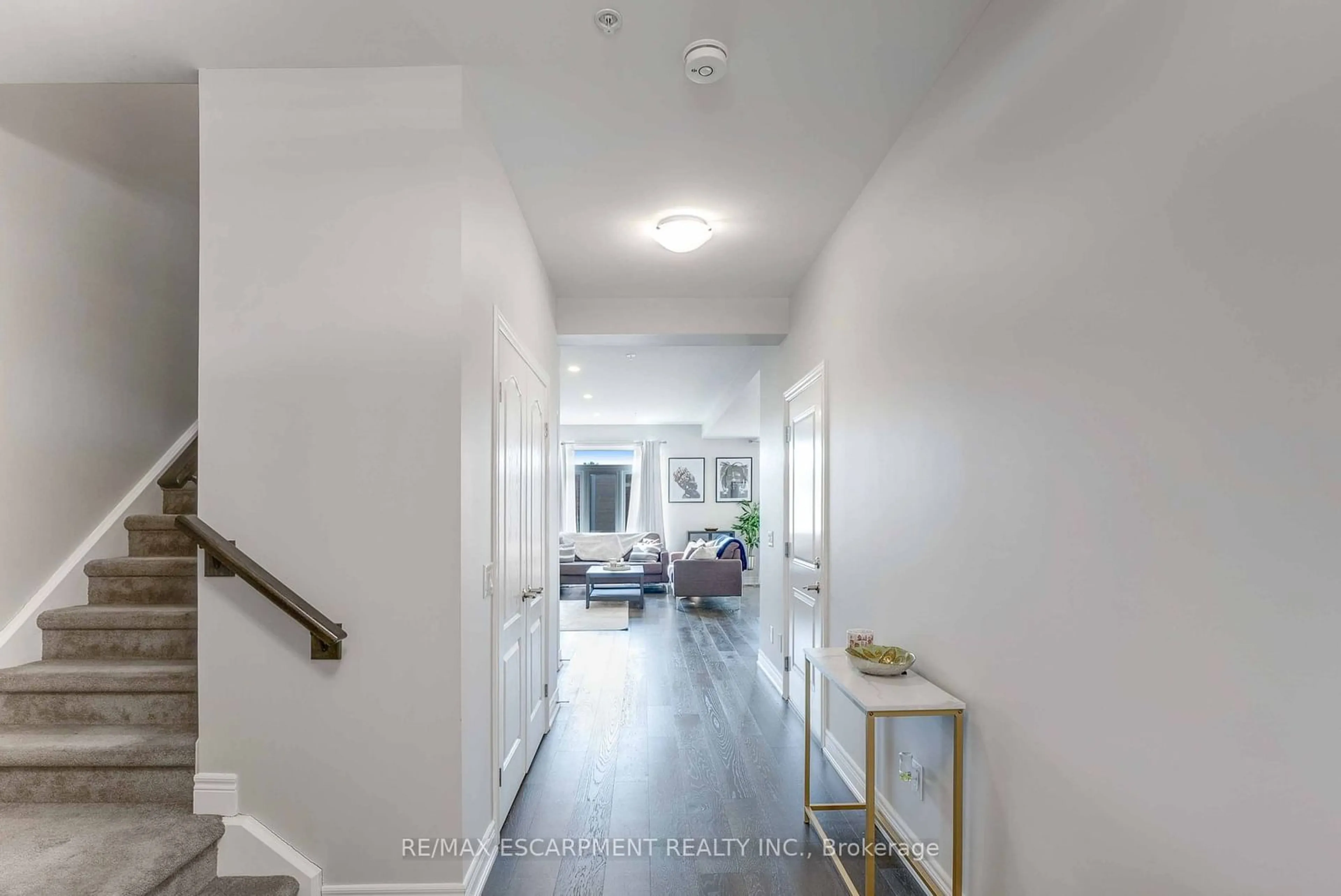 Indoor entryway, wood floors for 41 Corbin St, St. Catharines Ontario L2P 0E8