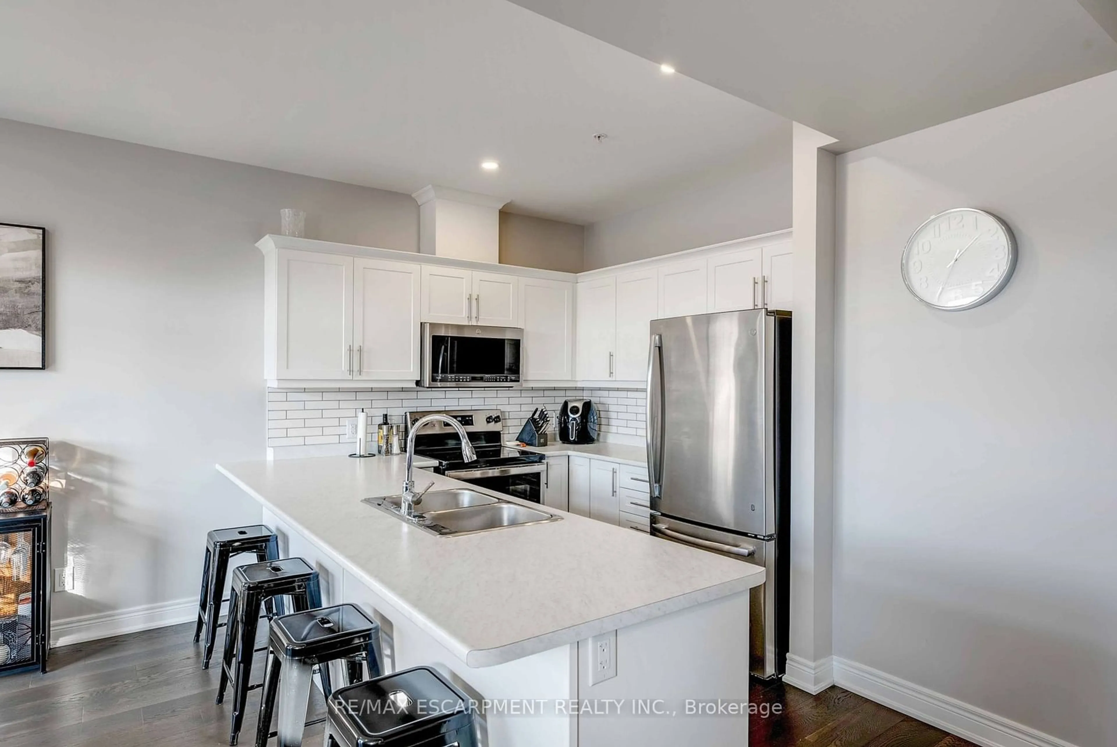 Open concept kitchen for 41 Corbin St, St. Catharines Ontario L2P 0E8