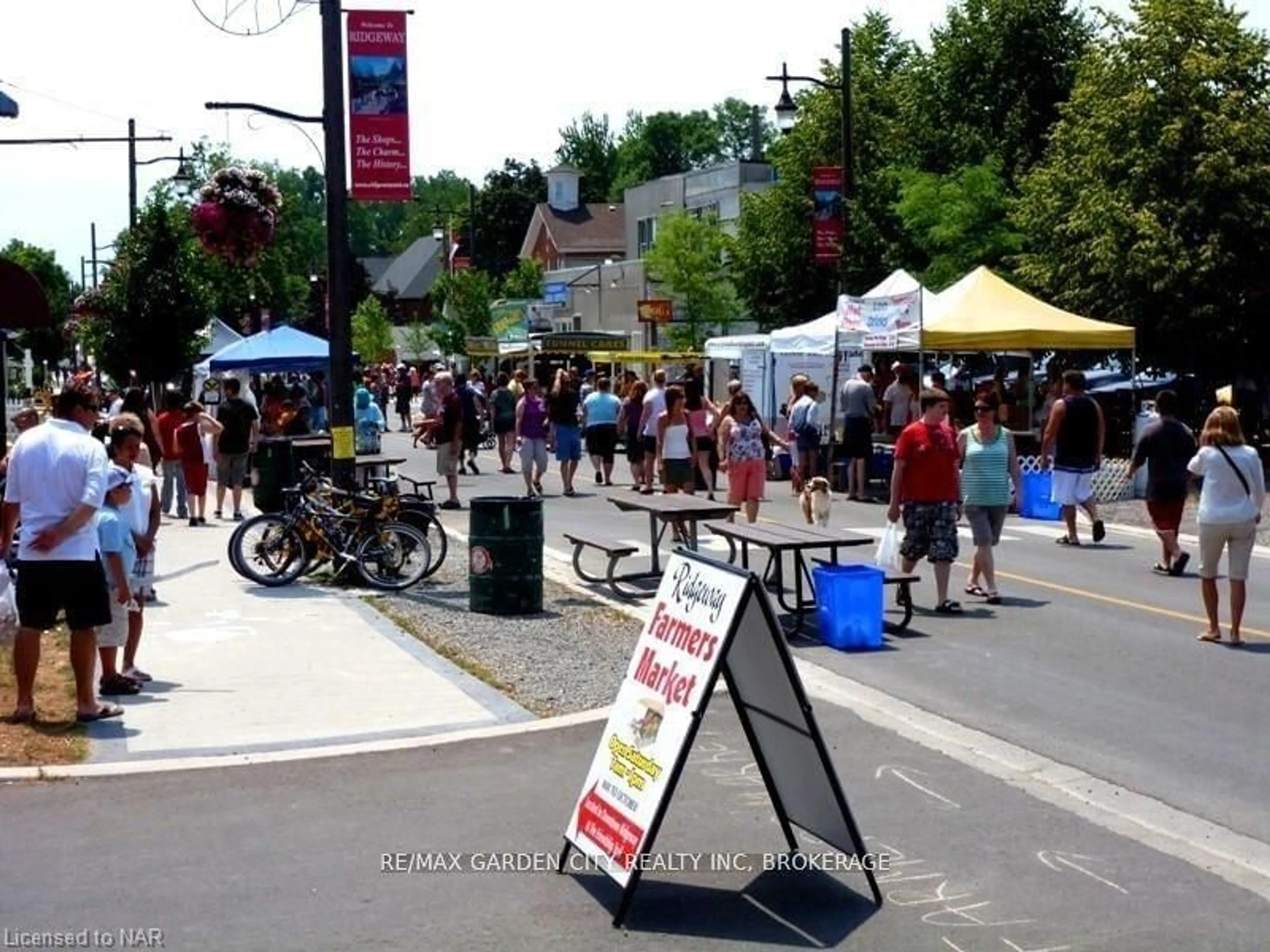 Patio, the street view for 3701 ELM St, Fort Erie Ontario L0S 1N0