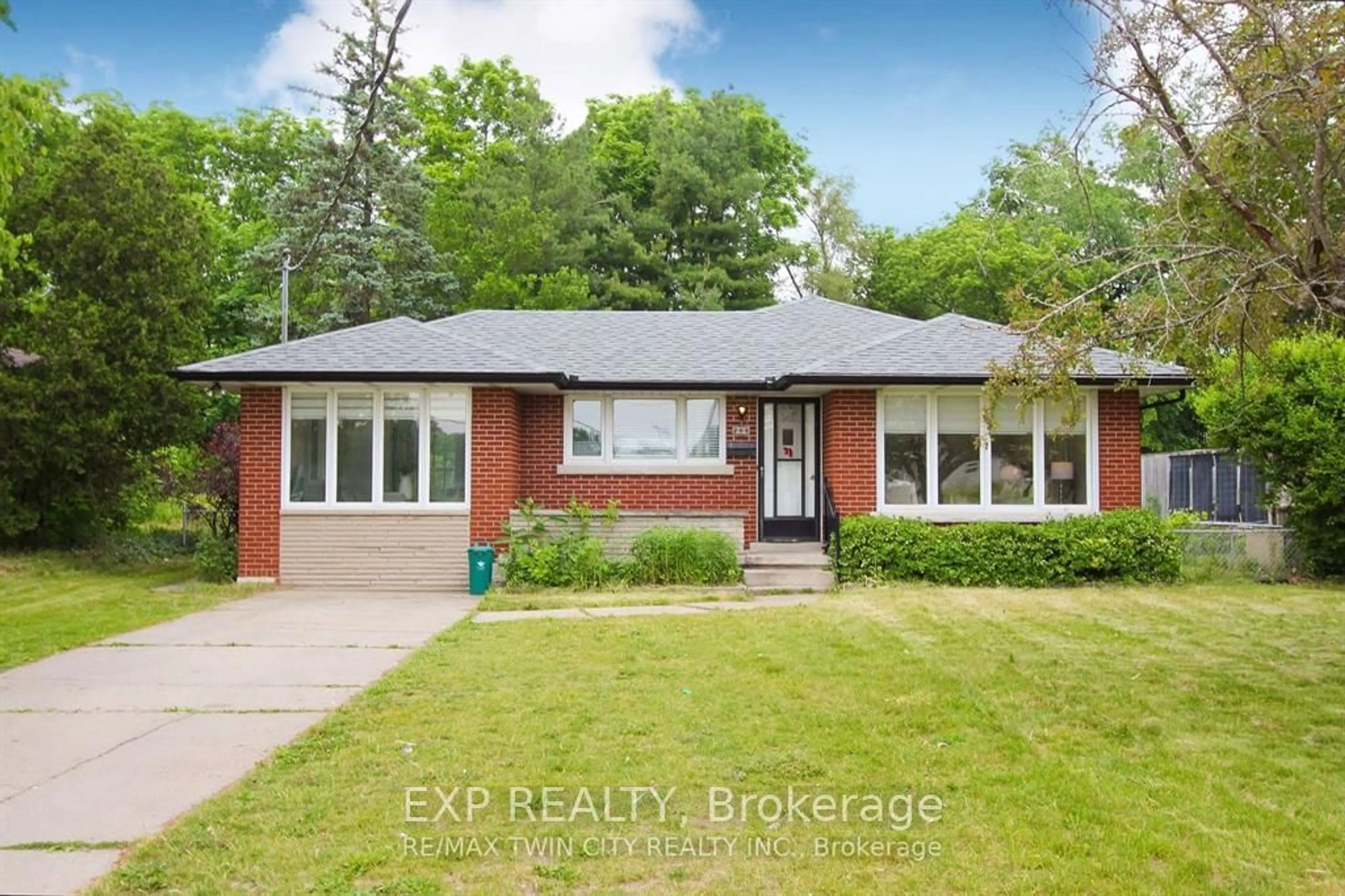 Frontside or backside of a home, cottage for 284 Cedar Cres, Cambridge Ontario N1S 1X1