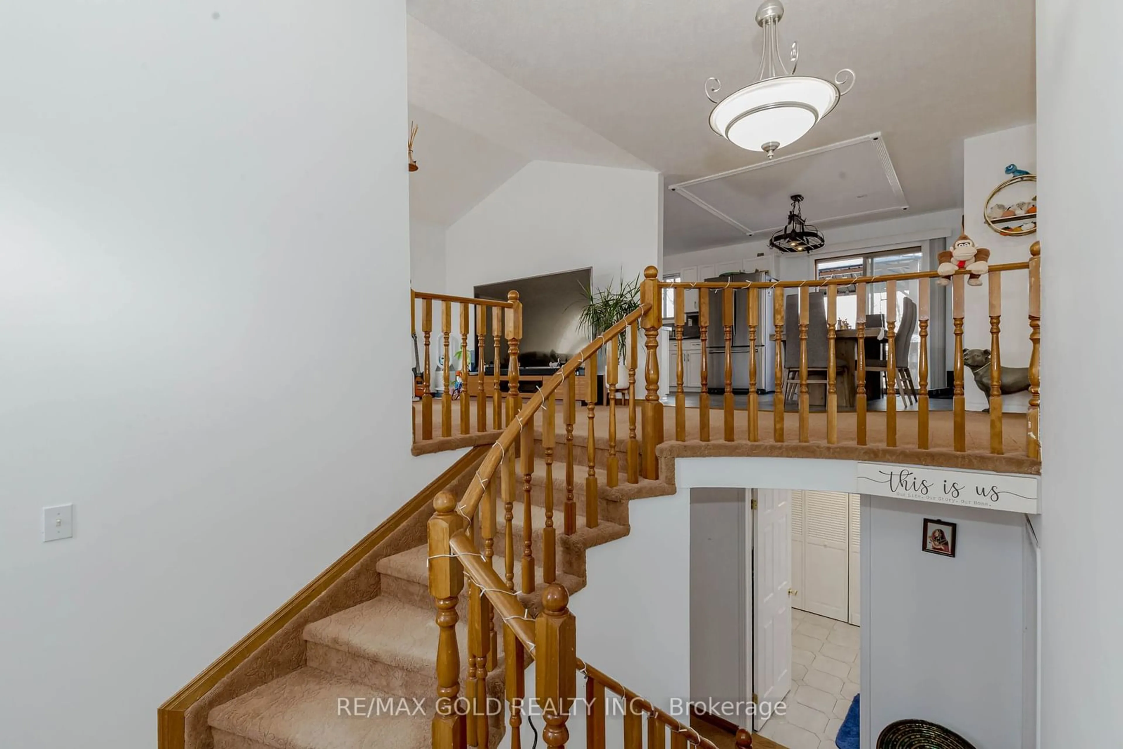 Indoor foyer, wood floors for 33 Sheppard St, Brantford Ontario N3T 6R2