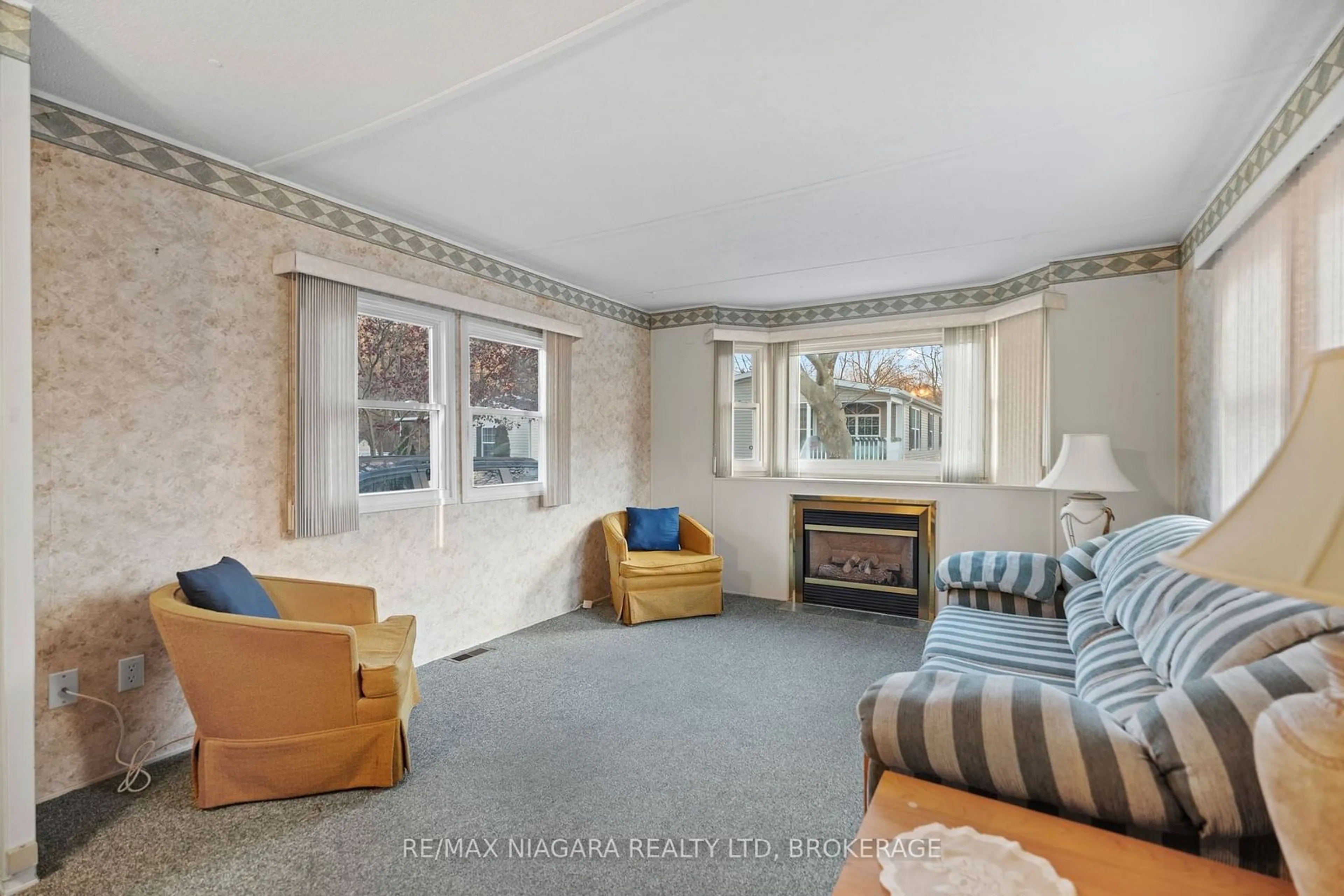 Living room, carpet floors for 23 FOUR MILE CREEK Rd #324, Niagara-on-the-Lake Ontario L0S 1J1