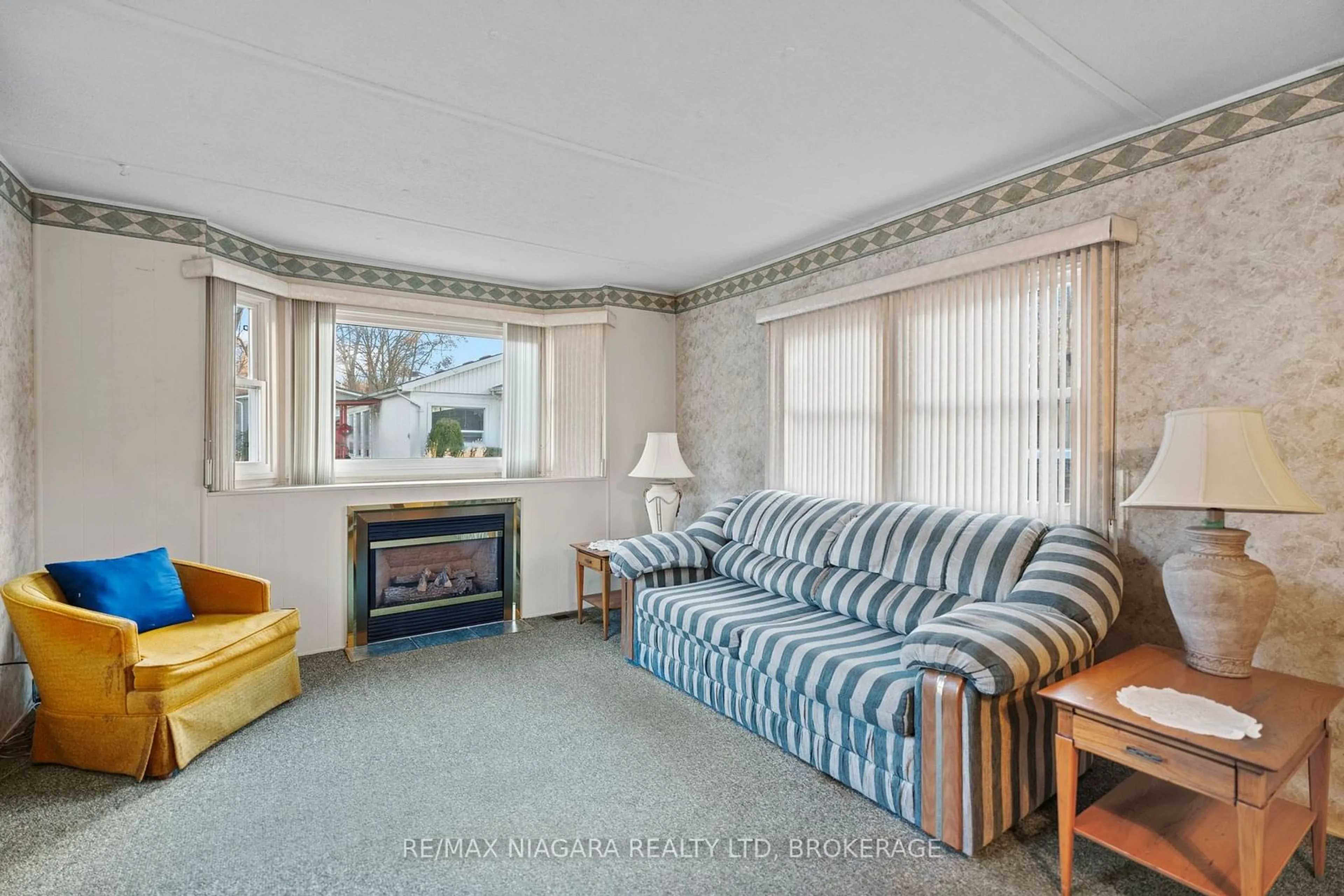 Living room, carpet floors for 23 FOUR MILE CREEK Rd #324, Niagara-on-the-Lake Ontario L0S 1J1